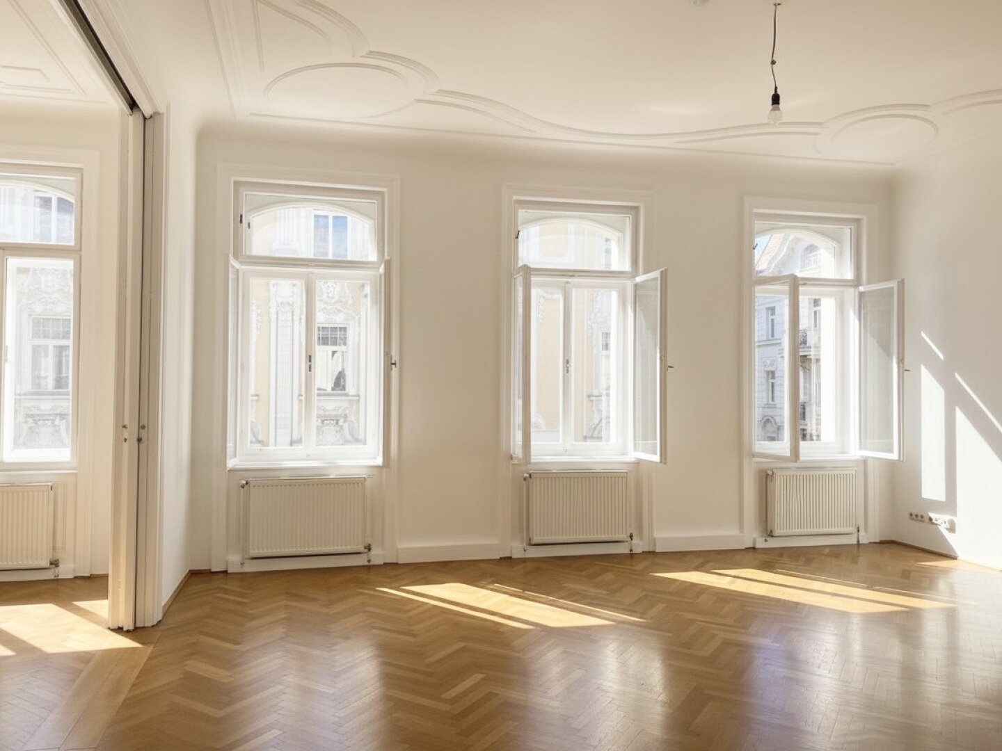 Unbefristet im Diplomatenviertel! Repräsentative 5-Zimmer-Stilaltbau-Wohnung mit zwei kleinen Balkonen beim Arenbergpark