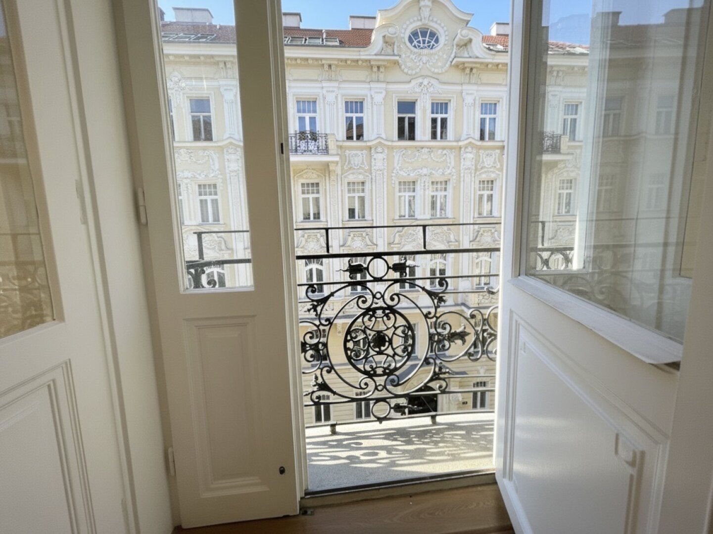 Unbefristet im Diplomatenviertel! Repräsentative 5-Zimmer-Stilaltbau-Wohnung mit zwei kleinen Balkonen beim Arenbergpark