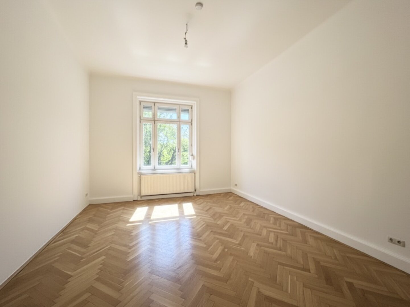 Unbefristet im Diplomatenviertel! Repräsentative 5-Zimmer-Stilaltbau-Wohnung mit zwei kleinen Balkonen beim Arenbergpark