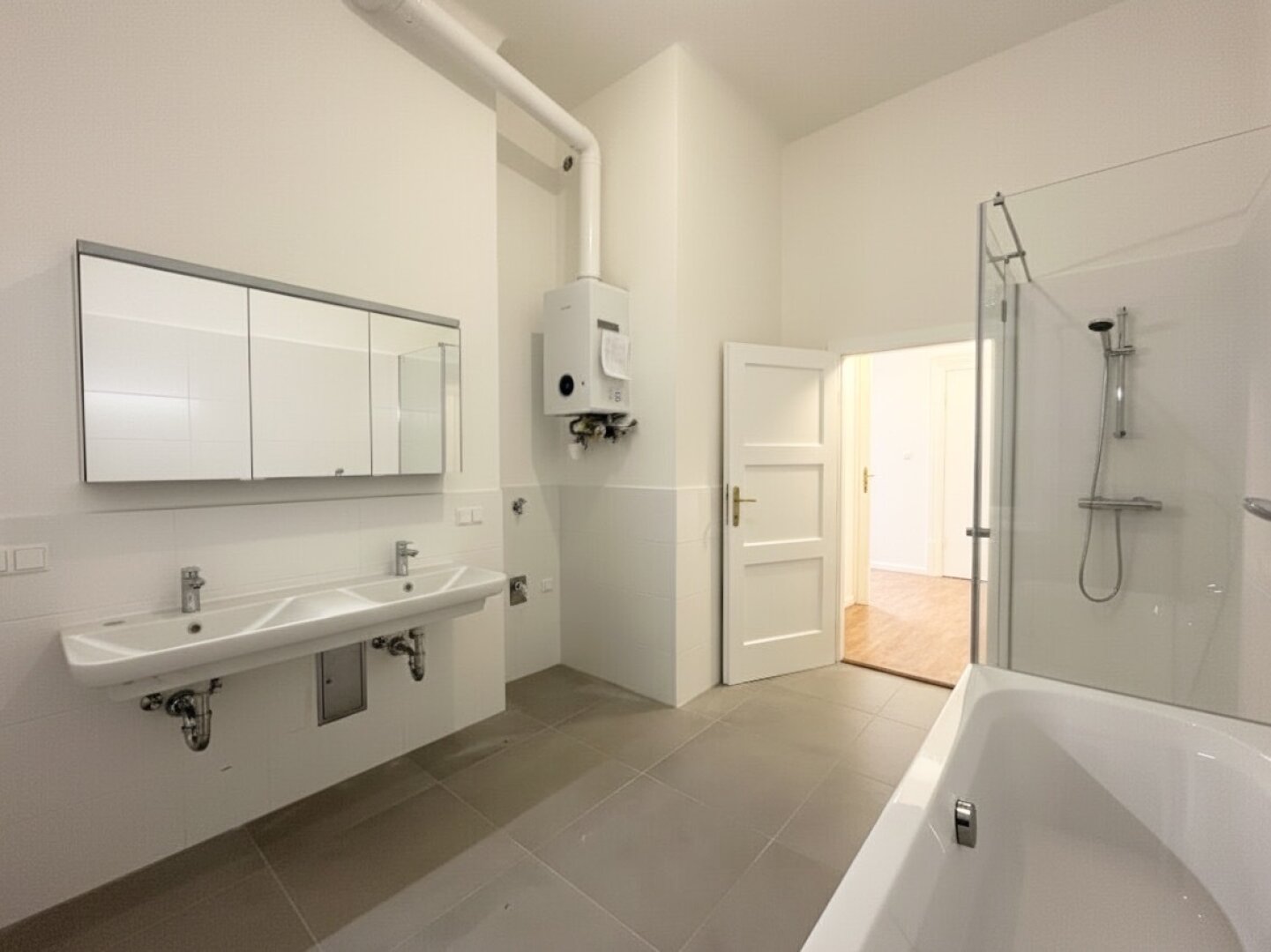 Unbefristet im Diplomatenviertel! Repräsentative 5-Zimmer-Stilaltbau-Wohnung mit zwei kleinen Balkonen beim Arenbergpark