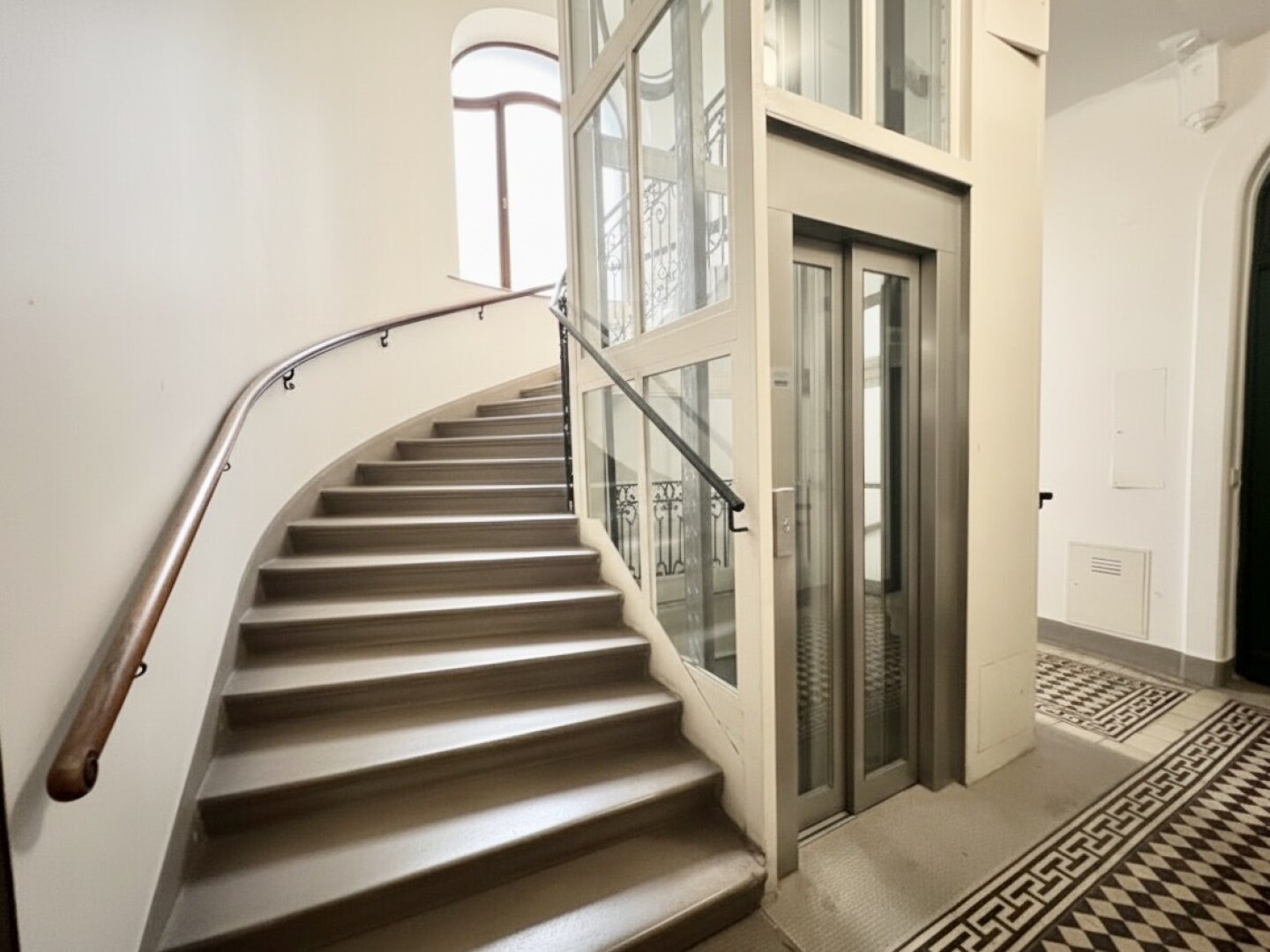 Unbefristet im Diplomatenviertel! Repräsentative 5-Zimmer-Stilaltbau-Wohnung mit zwei kleinen Balkonen beim Arenbergpark