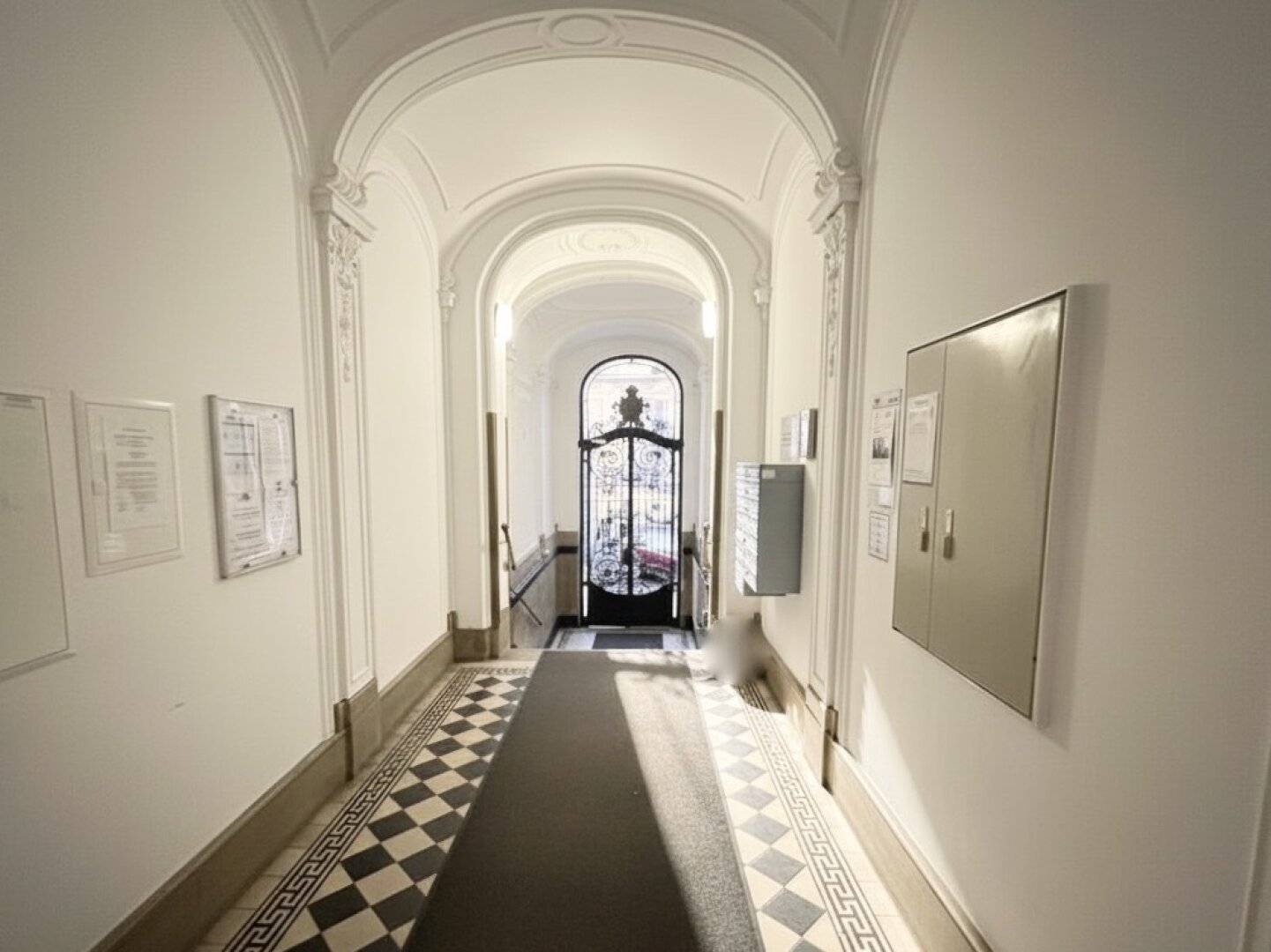 Unbefristet im Diplomatenviertel! Repräsentative 5-Zimmer-Stilaltbau-Wohnung mit zwei kleinen Balkonen beim Arenbergpark