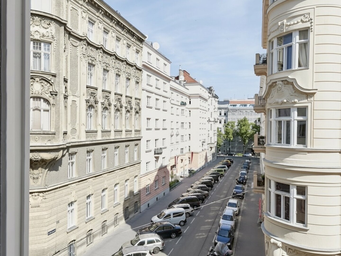Unbefristet im Diplomatenviertel! Repräsentative 5-Zimmer-Stilaltbau-Wohnung mit zwei kleinen Balkonen beim Arenbergpark