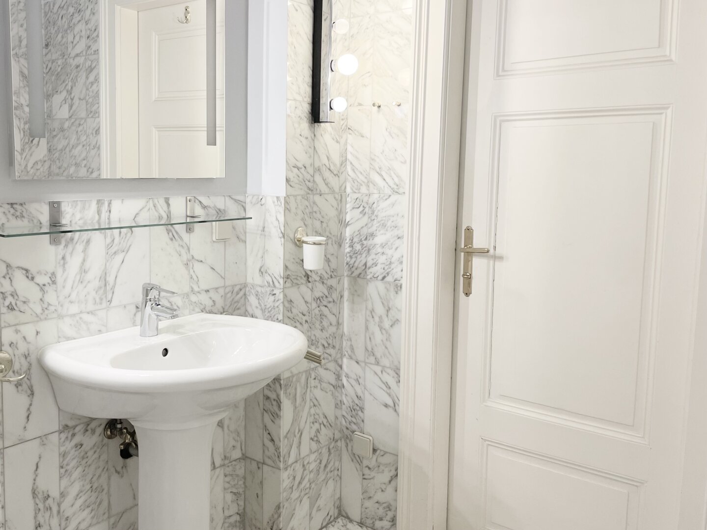 Bestlage nahe Stephansplatz! Elegantes 2,5-Zimmer-Stilaltbau-Apartment in Renaissance-Gebäude in Stockwerks- und Hofruhelage