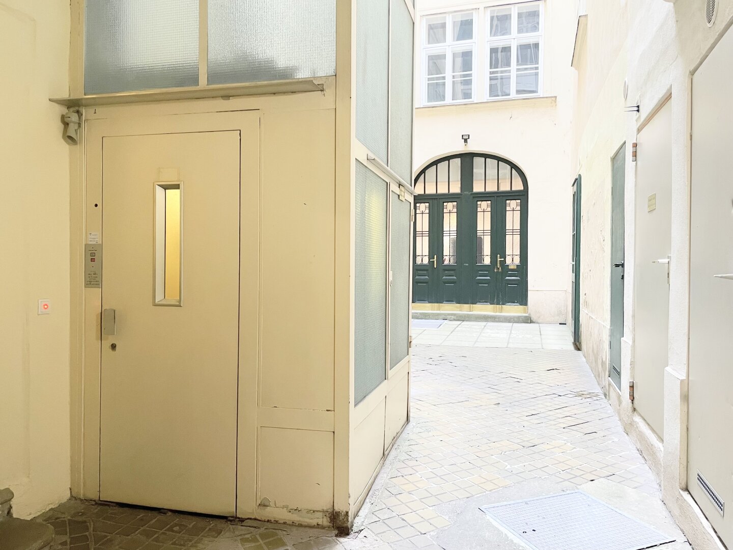 Bestlage nahe Stephansplatz! Elegantes 2,5-Zimmer-Stilaltbau-Apartment in Renaissance-Gebäude in Stockwerks- und Hofruhelage