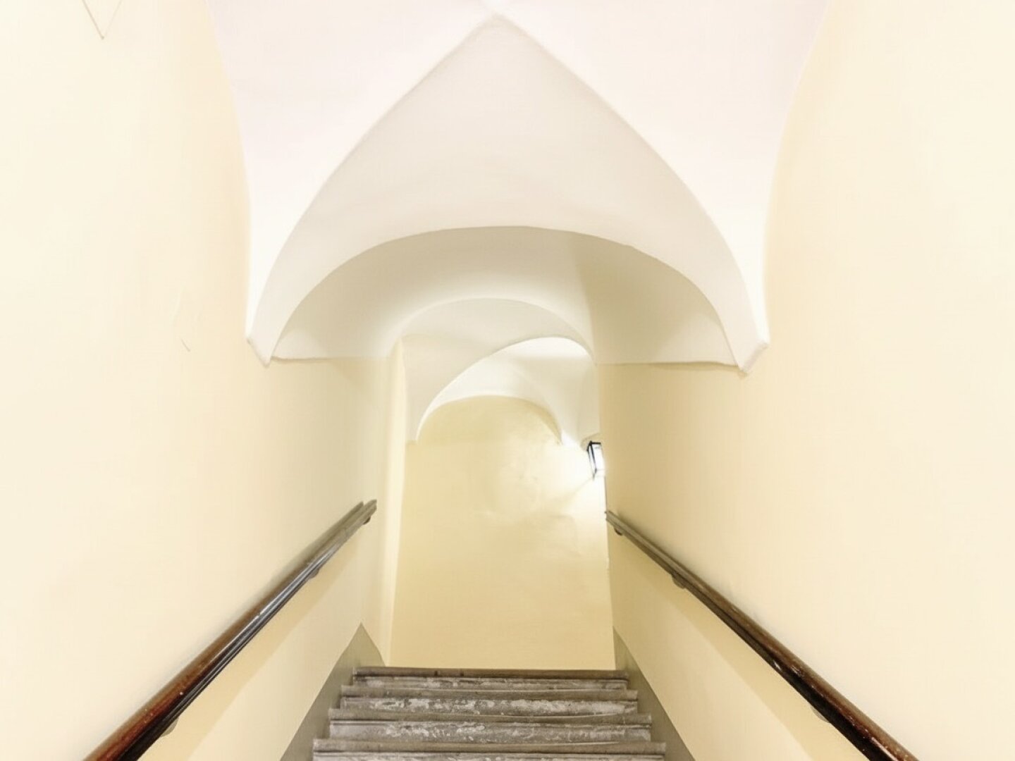 Bestlage nahe Stephansplatz! Elegantes 2,5-Zimmer-Stilaltbau-Apartment in Renaissance-Gebäude in Stockwerks- und Hofruhelage
