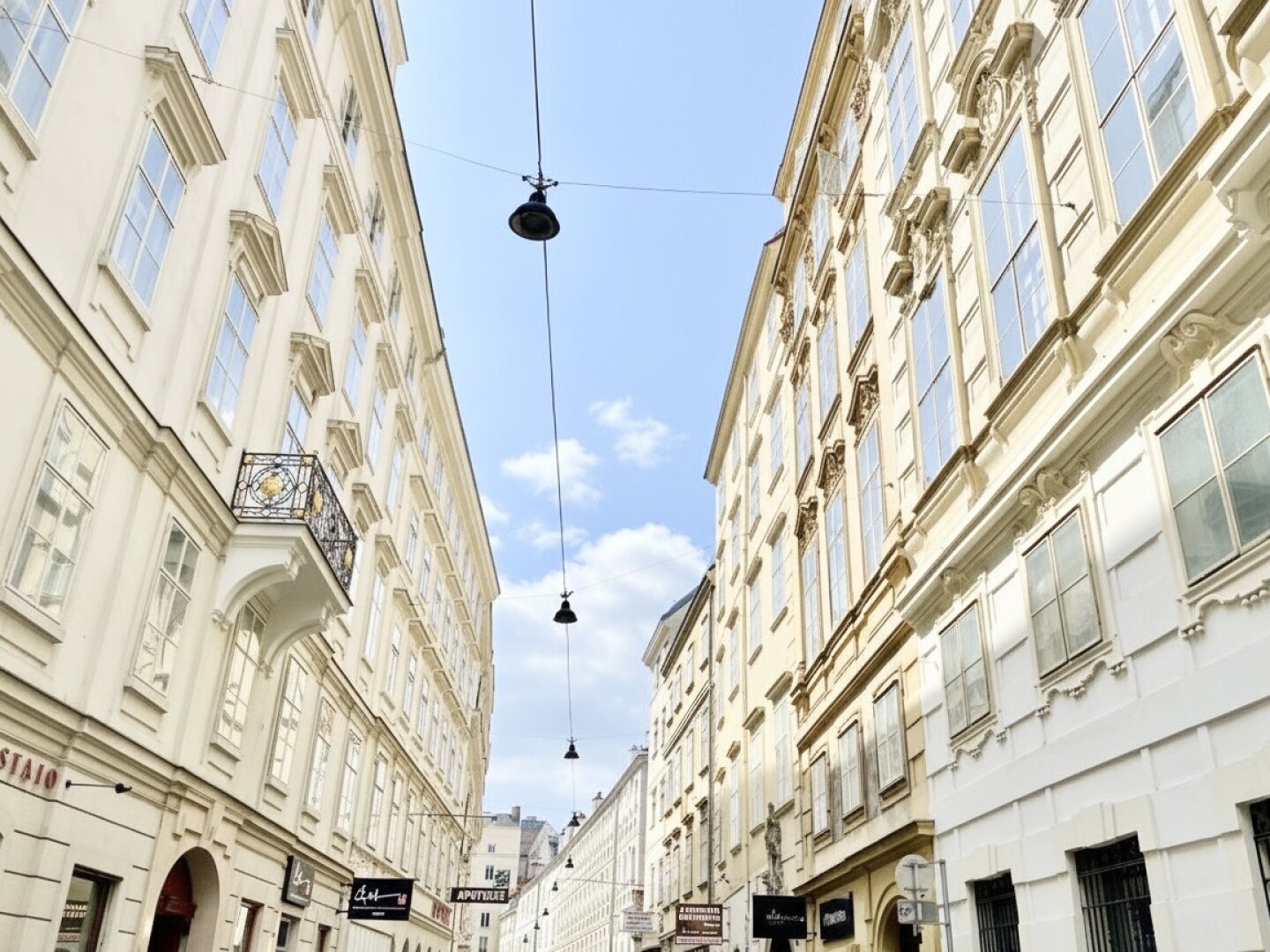 Bestlage nahe Stephansplatz! Elegantes 2,5-Zimmer-Stilaltbau-Apartment in Renaissance-Gebäude in Stockwerks- und Hofruhelage