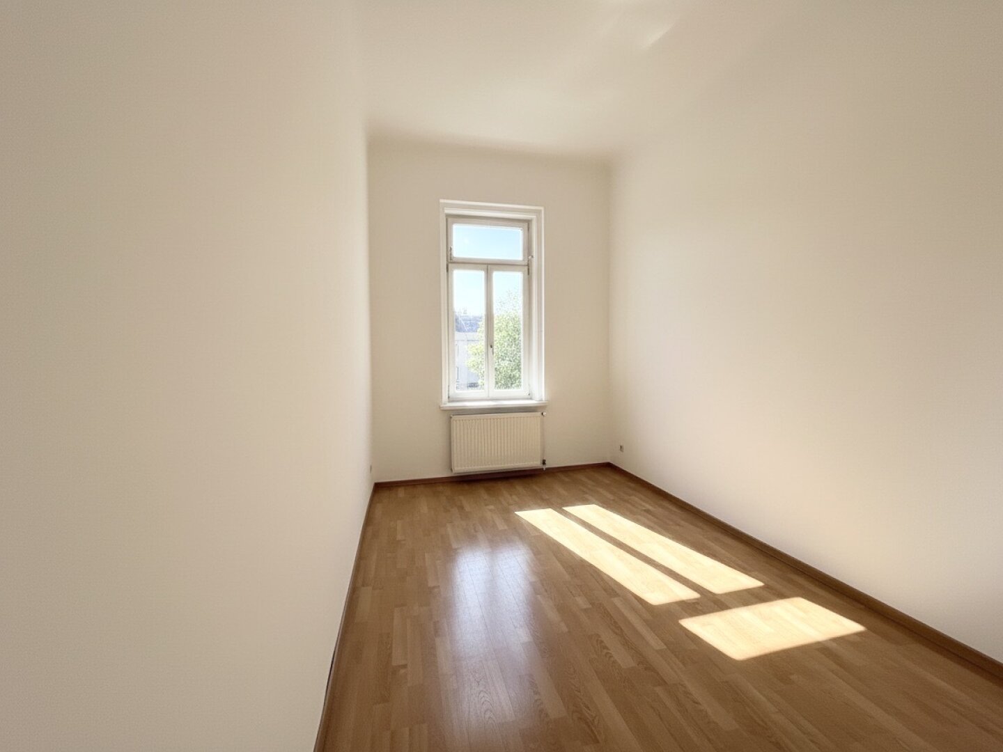 Unbefristet im Diplomatenviertel! Repräsentative 5-Zimmer-Stilaltbau-Wohnung mit zwei kleinen Balkonen beim Arenbergpark
