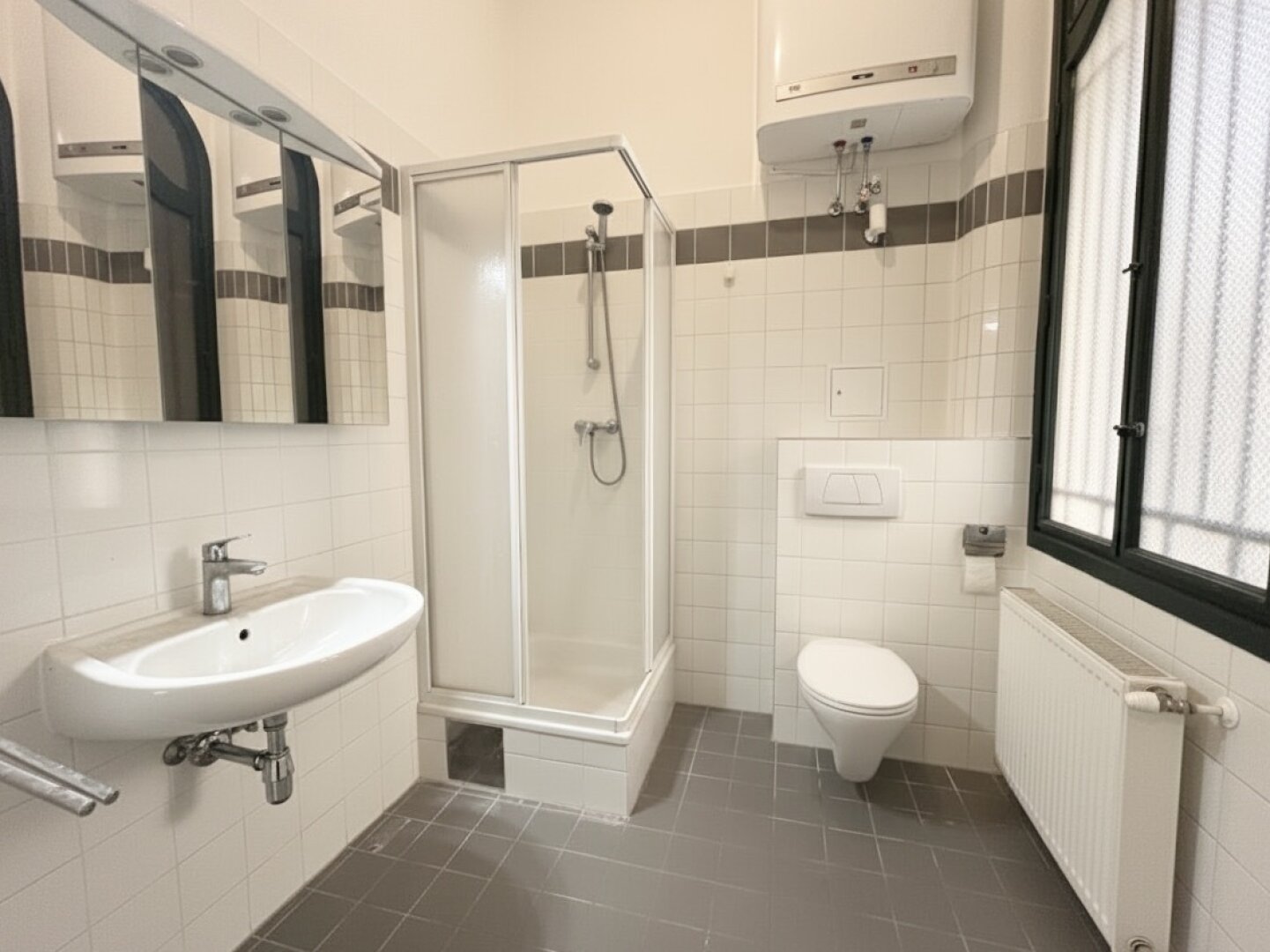 Unbefristet im Diplomatenviertel! Repräsentative 5-Zimmer-Stilaltbau-Wohnung mit zwei kleinen Balkonen beim Arenbergpark