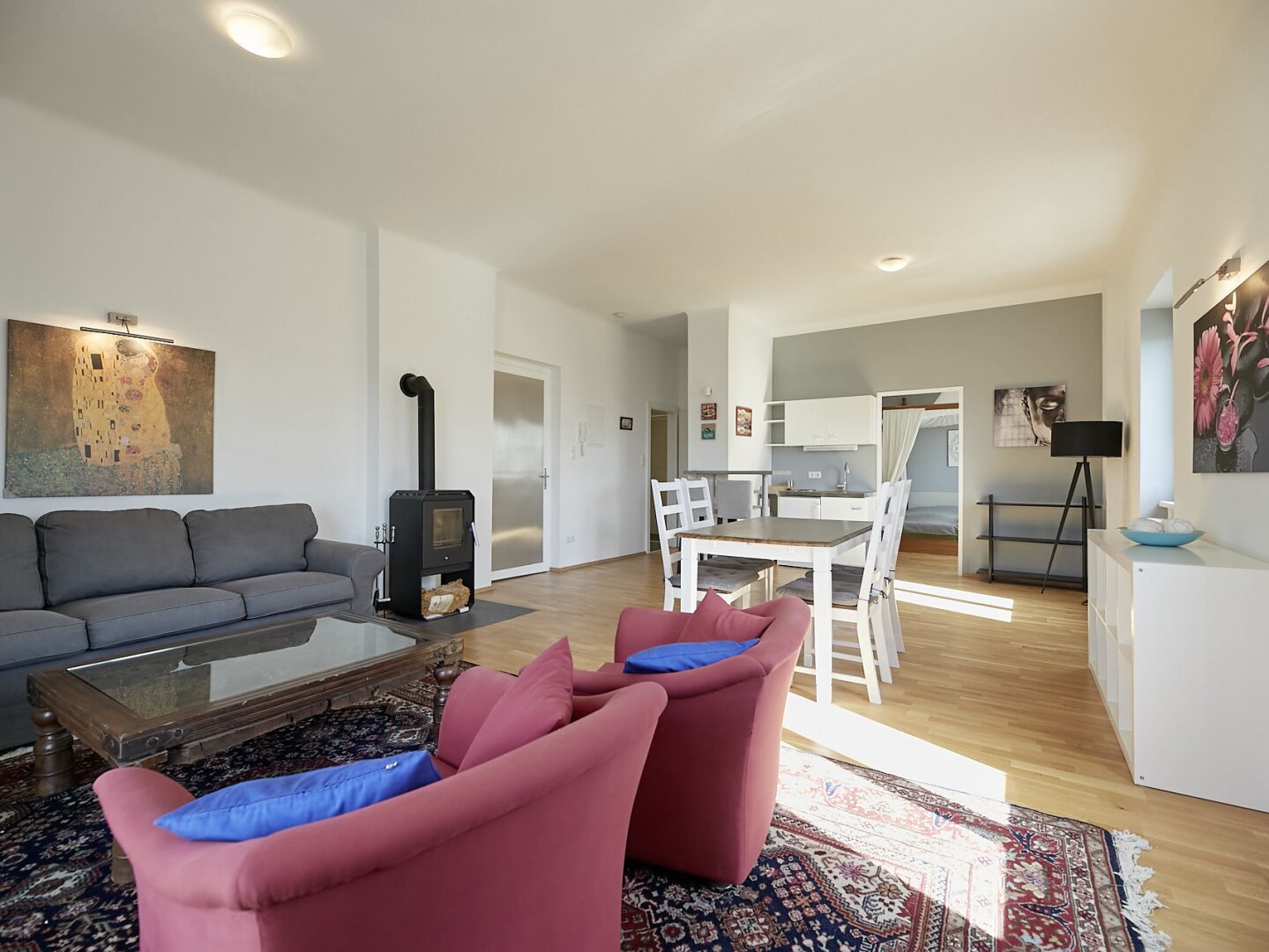 Bestlage Kaiserebersdorf! Möblierte 2-Zimmer-Wohnung für Singles oder Paare mit Balkon, Gartennutzung und Schwimmbiotop