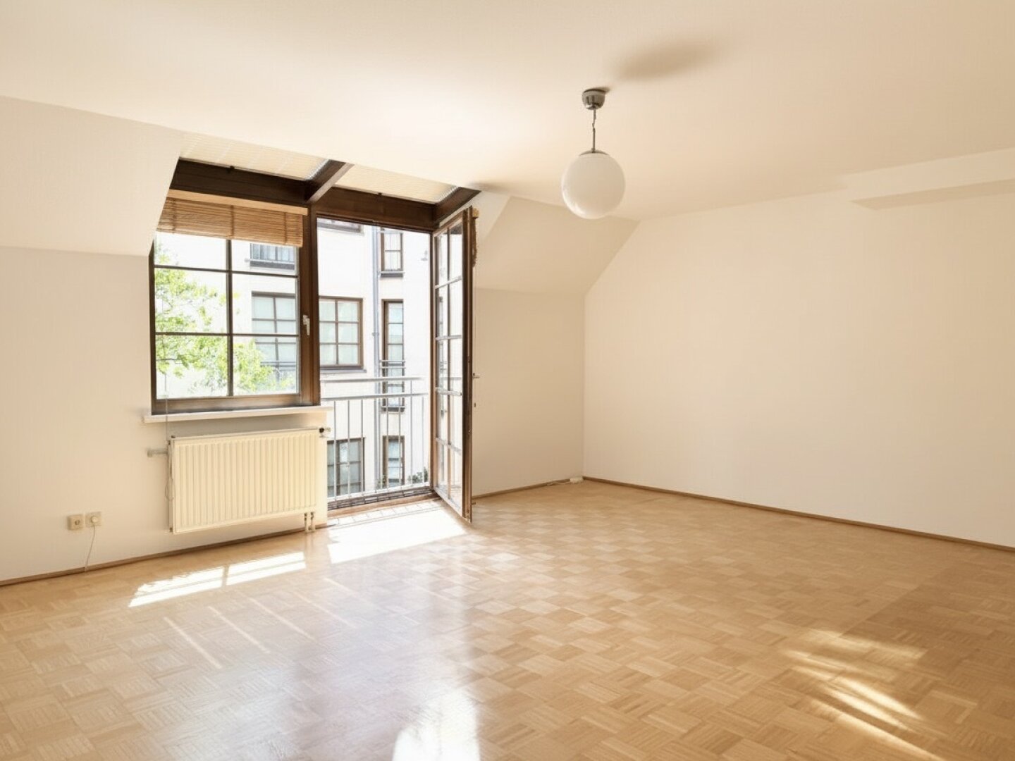 Bestlage beim Hamerlingplatz! Lichtdurchflutete 3-Zimmer-Altbau-Wohnung in saniertem Vorstadthaus inklusive zwei Garagenplätze