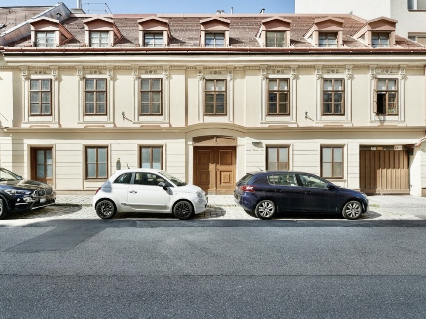 Bestlage beim Hamerlingplatz! Lichtdurchflutete 3-Zimmer-Altbau-Wohnung in saniertem Vorstadthaus inklusive zwei Garagenplätze