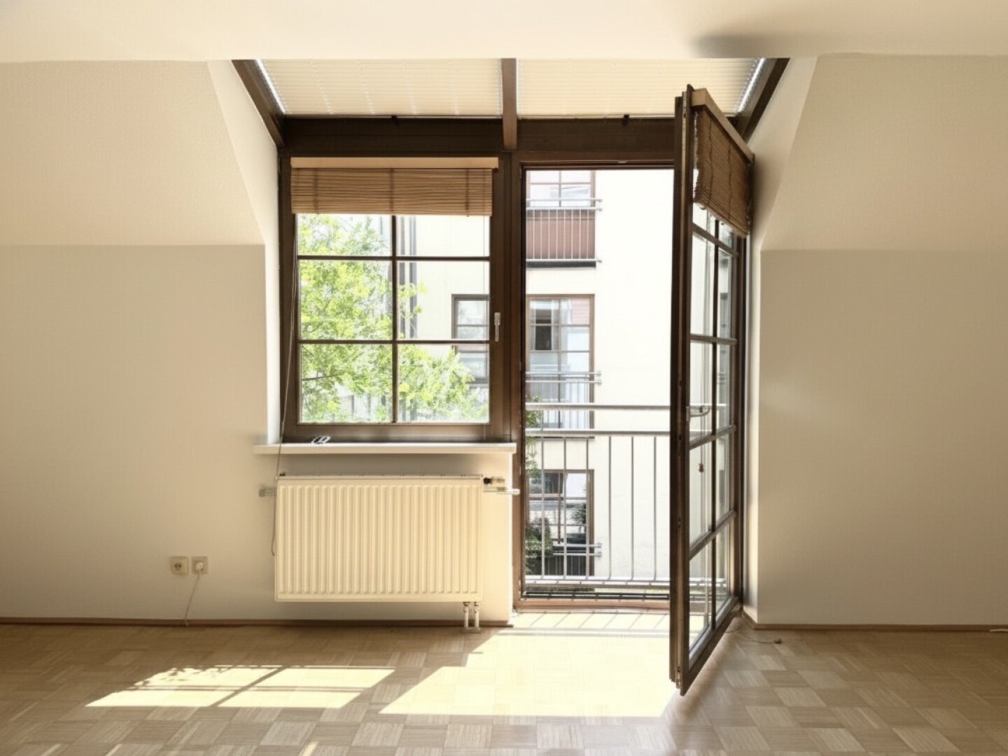 Bestlage beim Hamerlingplatz! Lichtdurchflutete 3-Zimmer-Altbau-Wohnung in saniertem Vorstadthaus inklusive zwei Garagenplätze