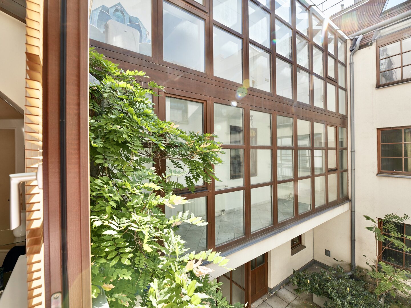 Bestlage beim Hamerlingplatz! Lichtdurchflutete 3-Zimmer-Altbau-Wohnung in saniertem Vorstadthaus inklusive zwei Garagenplätze