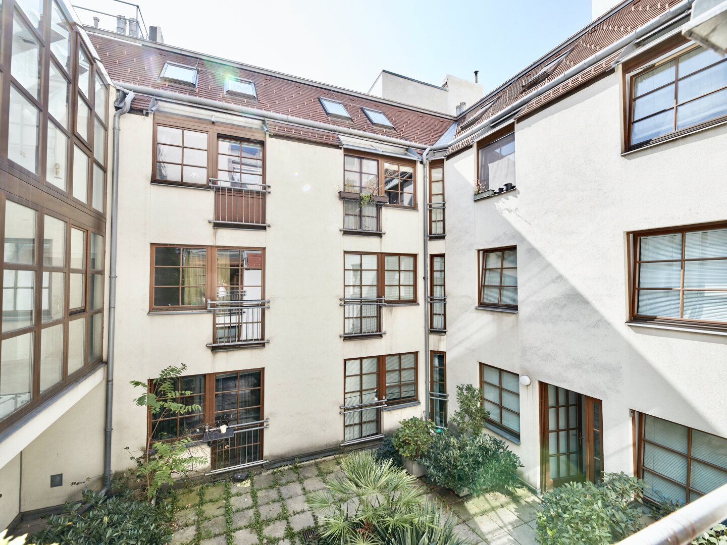 Bestlage beim Hamerlingplatz! Lichtdurchflutete 3-Zimmer-Altbau-Wohnung in saniertem Vorstadthaus inklusive zwei Garagenplätze