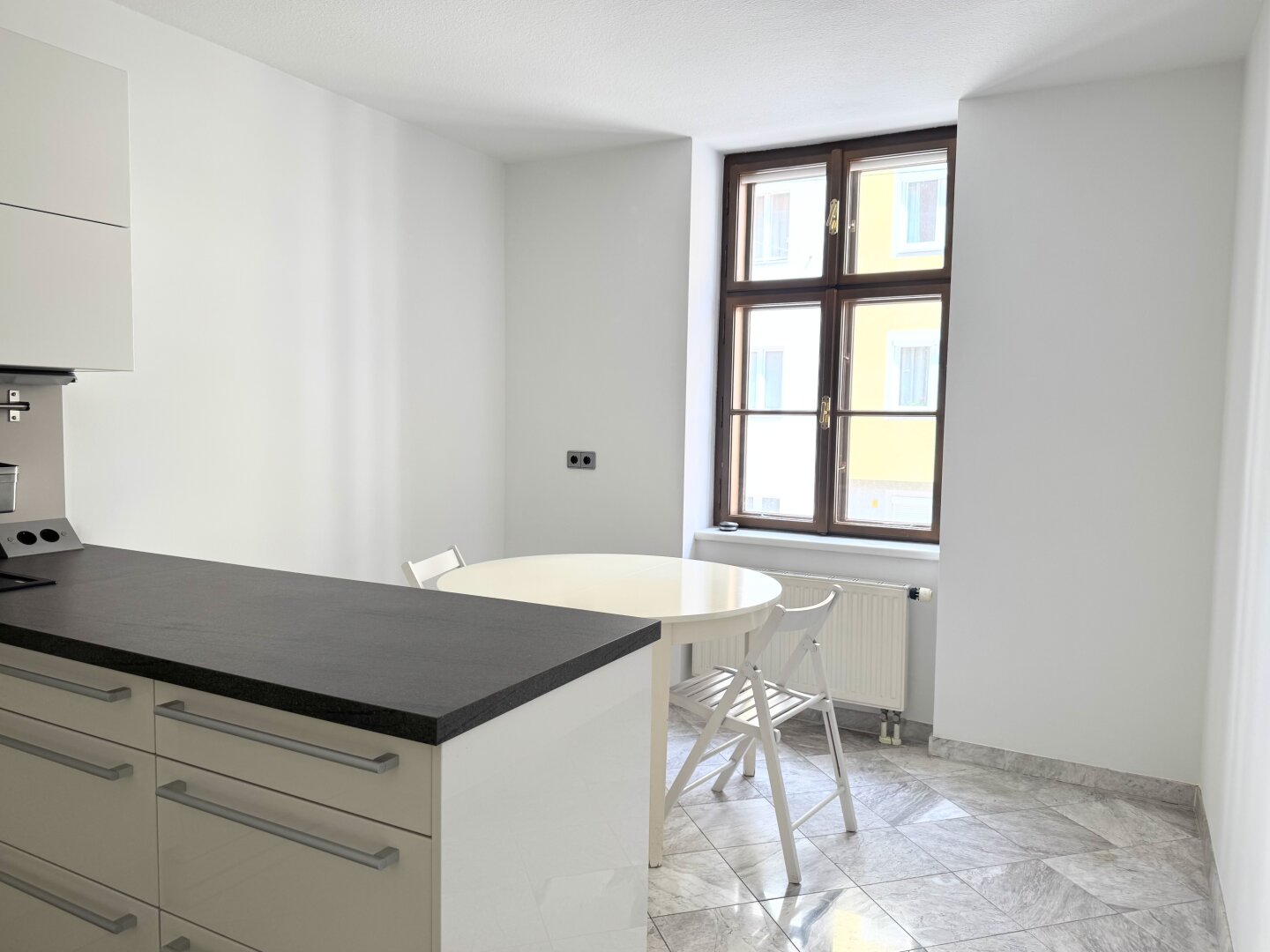 Bestlage beim Hamerlingplatz! Lichtdurchflutete 3-Zimmer-Altbau-Wohnung in saniertem Vorstadthaus inklusive zwei Garagenplätze