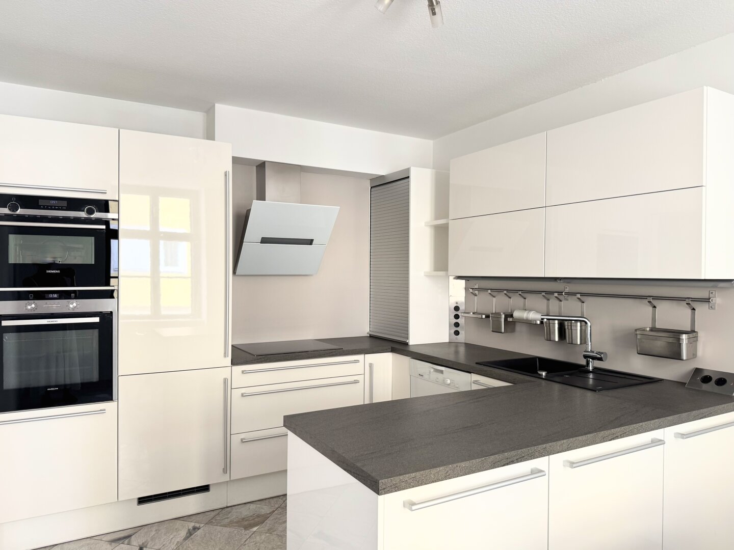 Bestlage beim Hamerlingplatz! Lichtdurchflutete 3-Zimmer-Altbau-Wohnung in saniertem Vorstadthaus inklusive zwei Garagenplätze