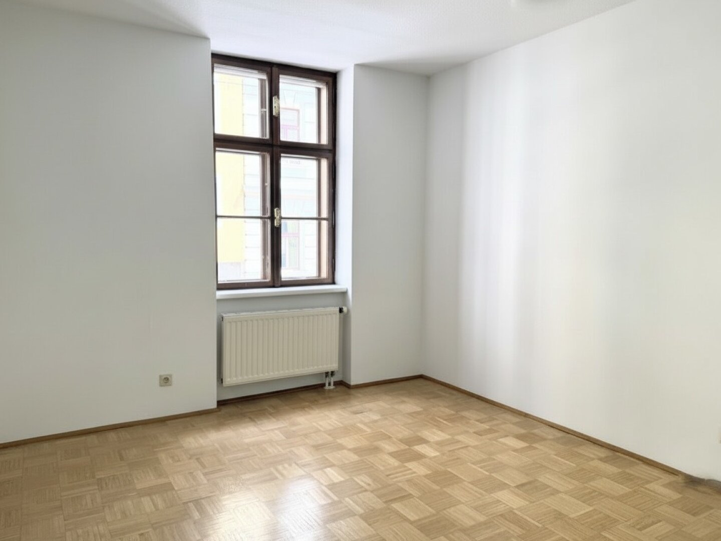 Bestlage beim Hamerlingplatz! Lichtdurchflutete 3-Zimmer-Altbau-Wohnung in saniertem Vorstadthaus inklusive zwei Garagenplätze