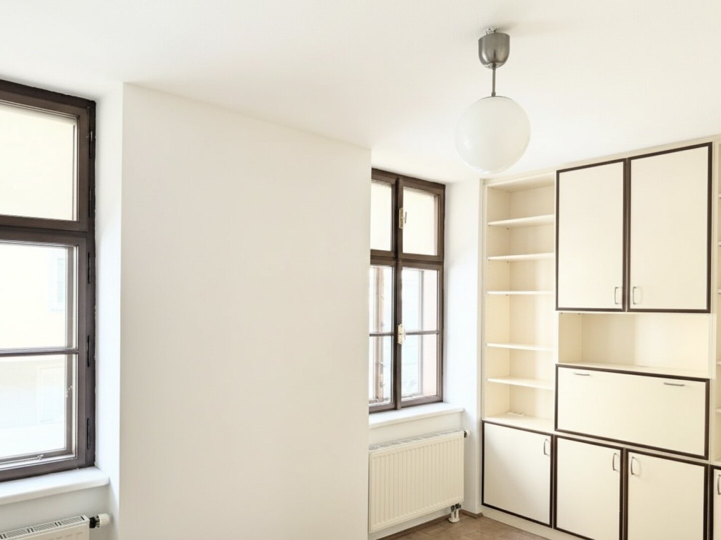 Bestlage beim Hamerlingplatz! Lichtdurchflutete 3-Zimmer-Altbau-Wohnung in saniertem Vorstadthaus inklusive zwei Garagenplätze