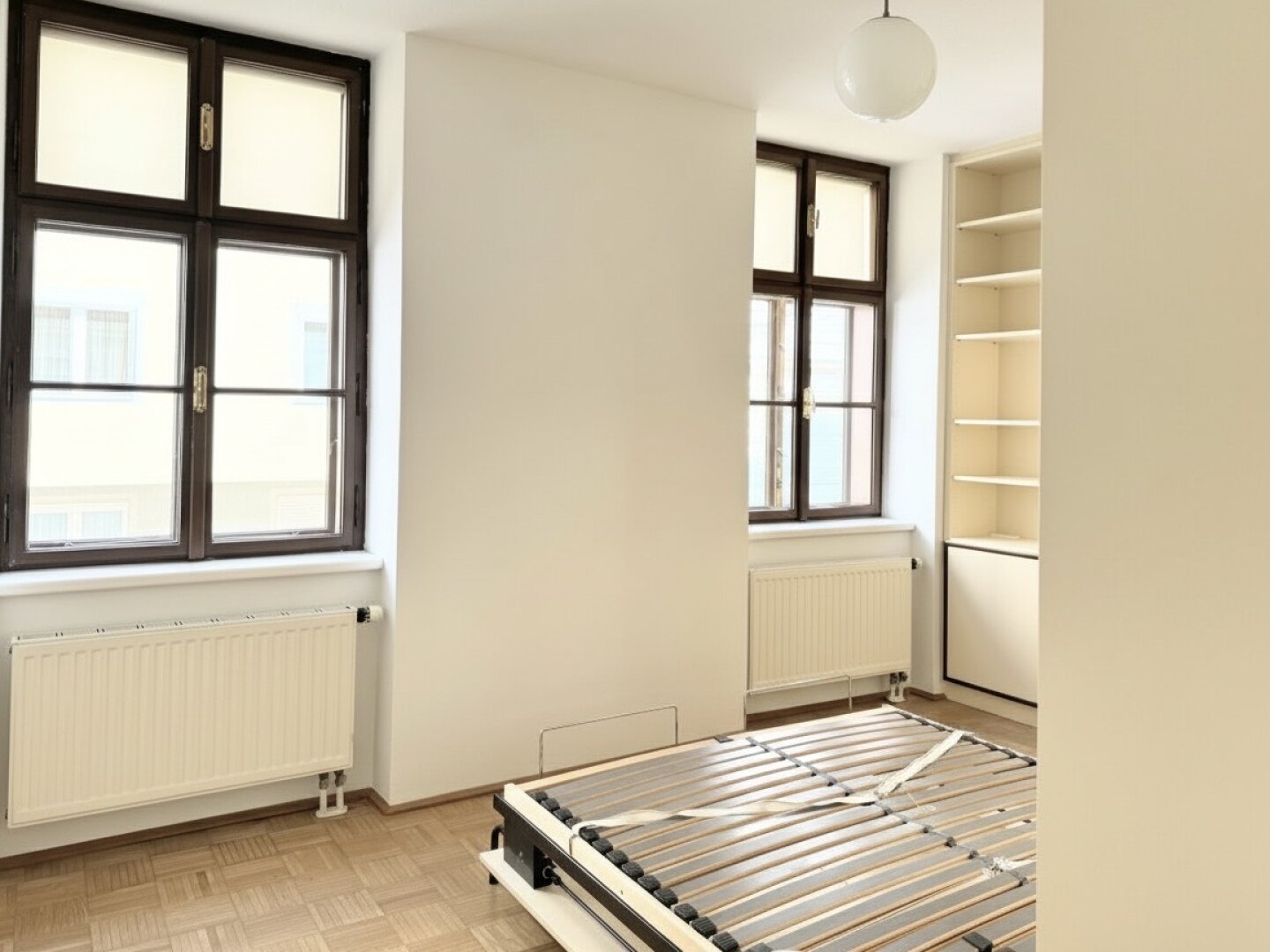 Bestlage beim Hamerlingplatz! Lichtdurchflutete 3-Zimmer-Altbau-Wohnung in saniertem Vorstadthaus inklusive zwei Garagenplätze