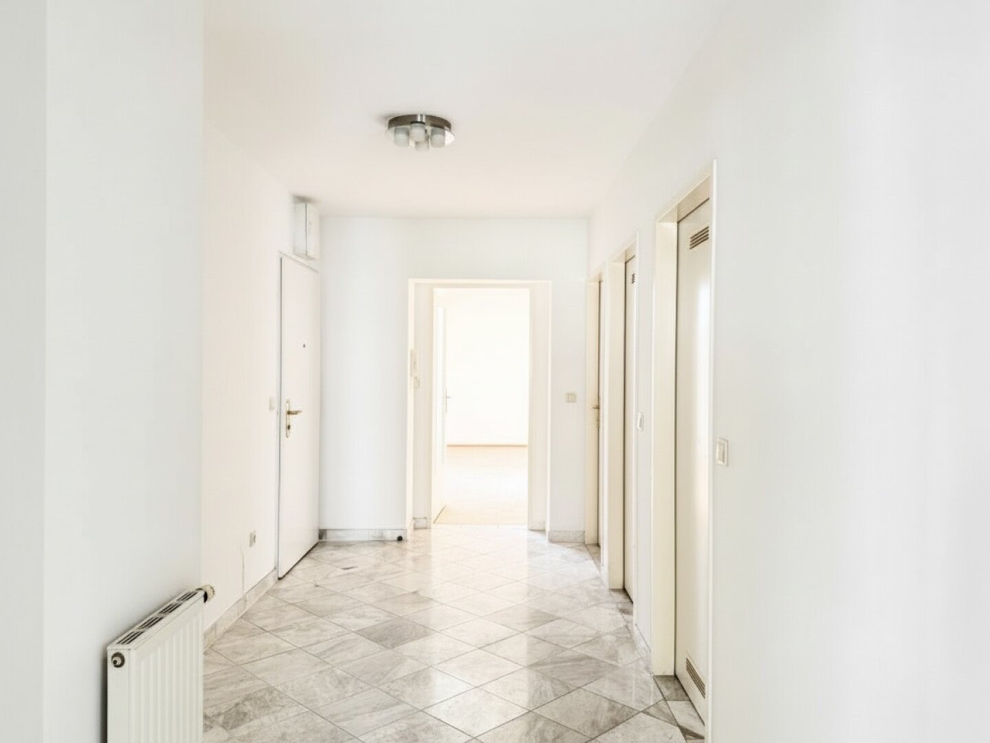 Bestlage beim Hamerlingplatz! Lichtdurchflutete 3-Zimmer-Altbau-Wohnung in saniertem Vorstadthaus inklusive zwei Garagenplätze