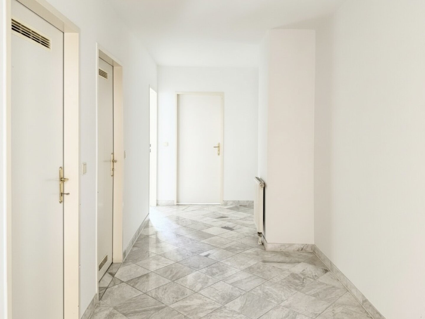 Bestlage beim Hamerlingplatz! Lichtdurchflutete 3-Zimmer-Altbau-Wohnung in saniertem Vorstadthaus inklusive zwei Garagenplätze