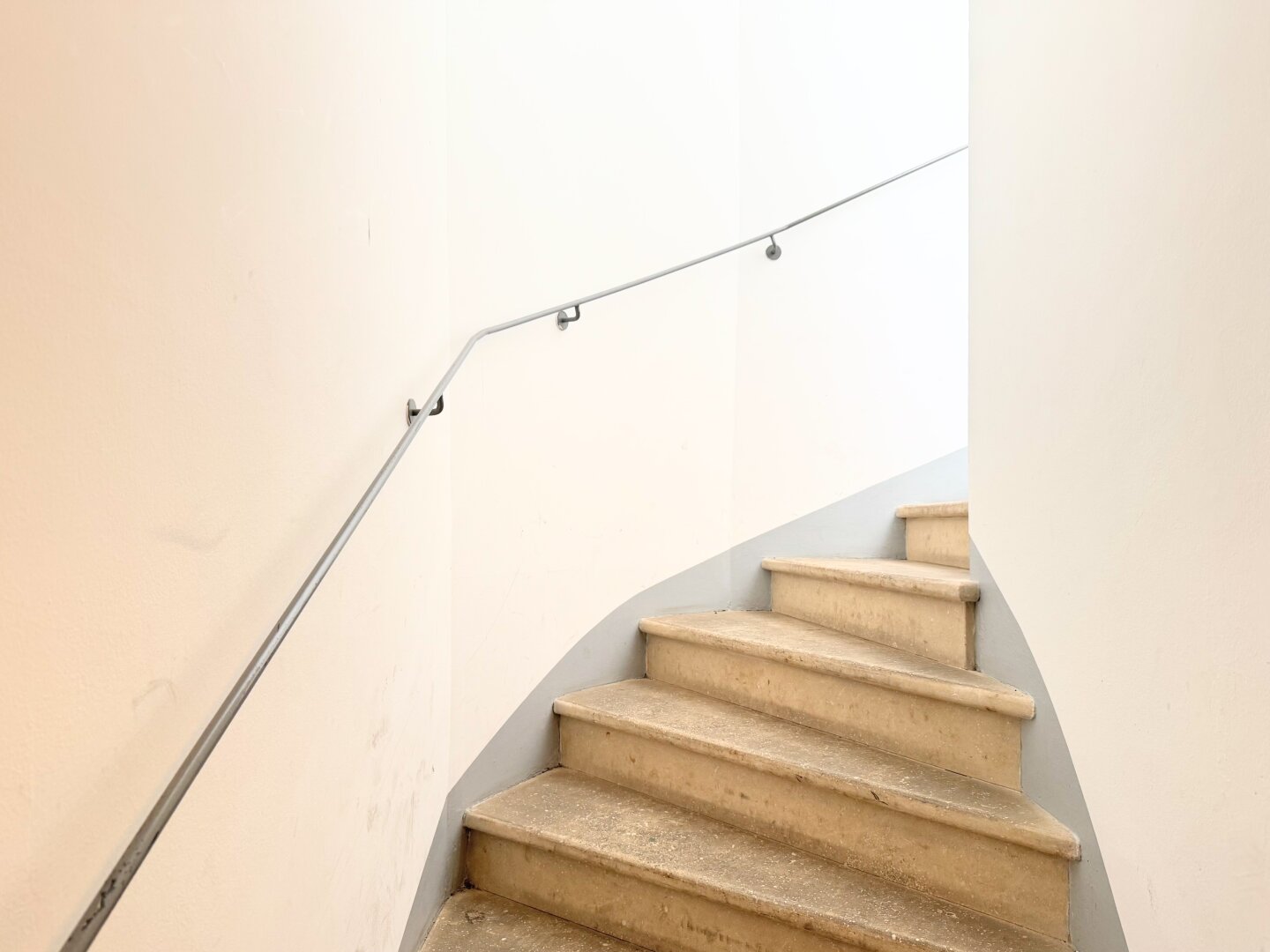 Bestlage beim Hamerlingplatz! Lichtdurchflutete 3-Zimmer-Altbau-Wohnung in saniertem Vorstadthaus inklusive zwei Garagenplätze