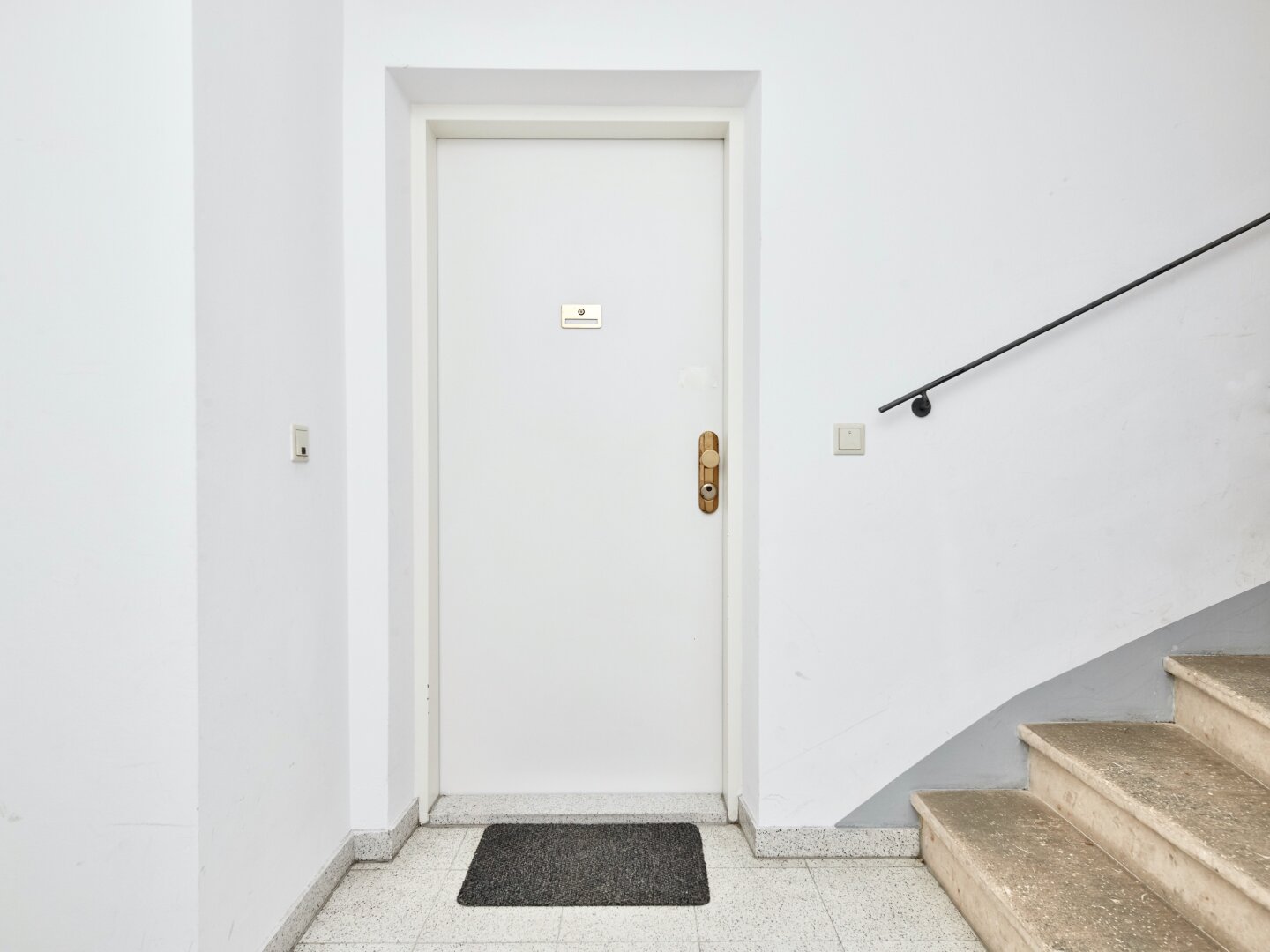 Bestlage beim Hamerlingplatz! Lichtdurchflutete 3-Zimmer-Altbau-Wohnung in saniertem Vorstadthaus inklusive zwei Garagenplätze