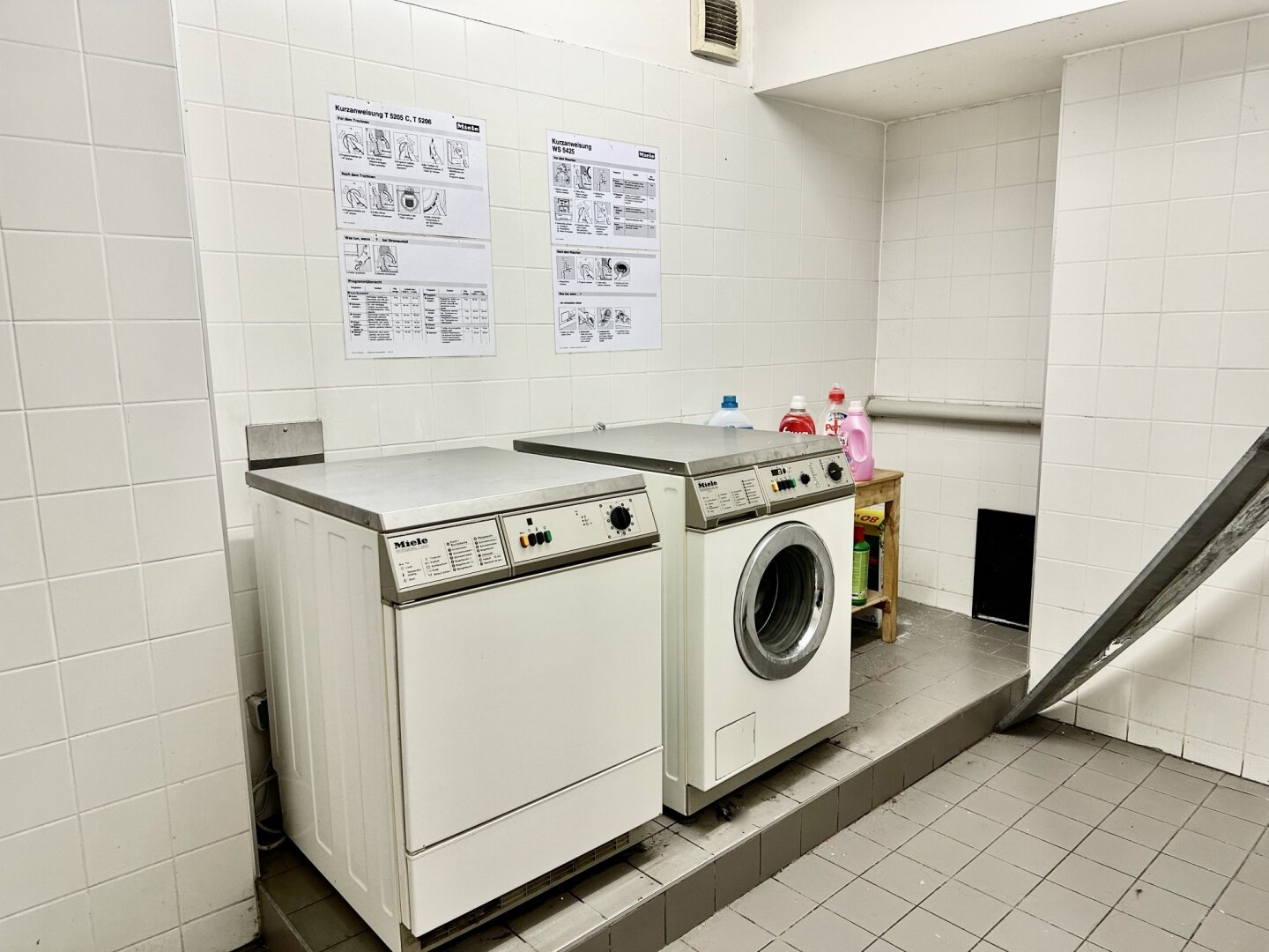 Bestlage beim Hamerlingplatz! Lichtdurchflutete 3-Zimmer-Altbau-Wohnung in saniertem Vorstadthaus inklusive zwei Garagenplätze