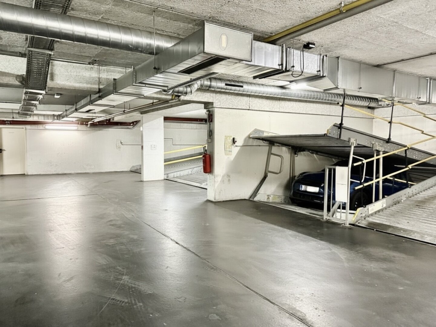 Bestlage beim Hamerlingplatz! Lichtdurchflutete 3-Zimmer-Altbau-Wohnung in saniertem Vorstadthaus inklusive zwei Garagenplätze