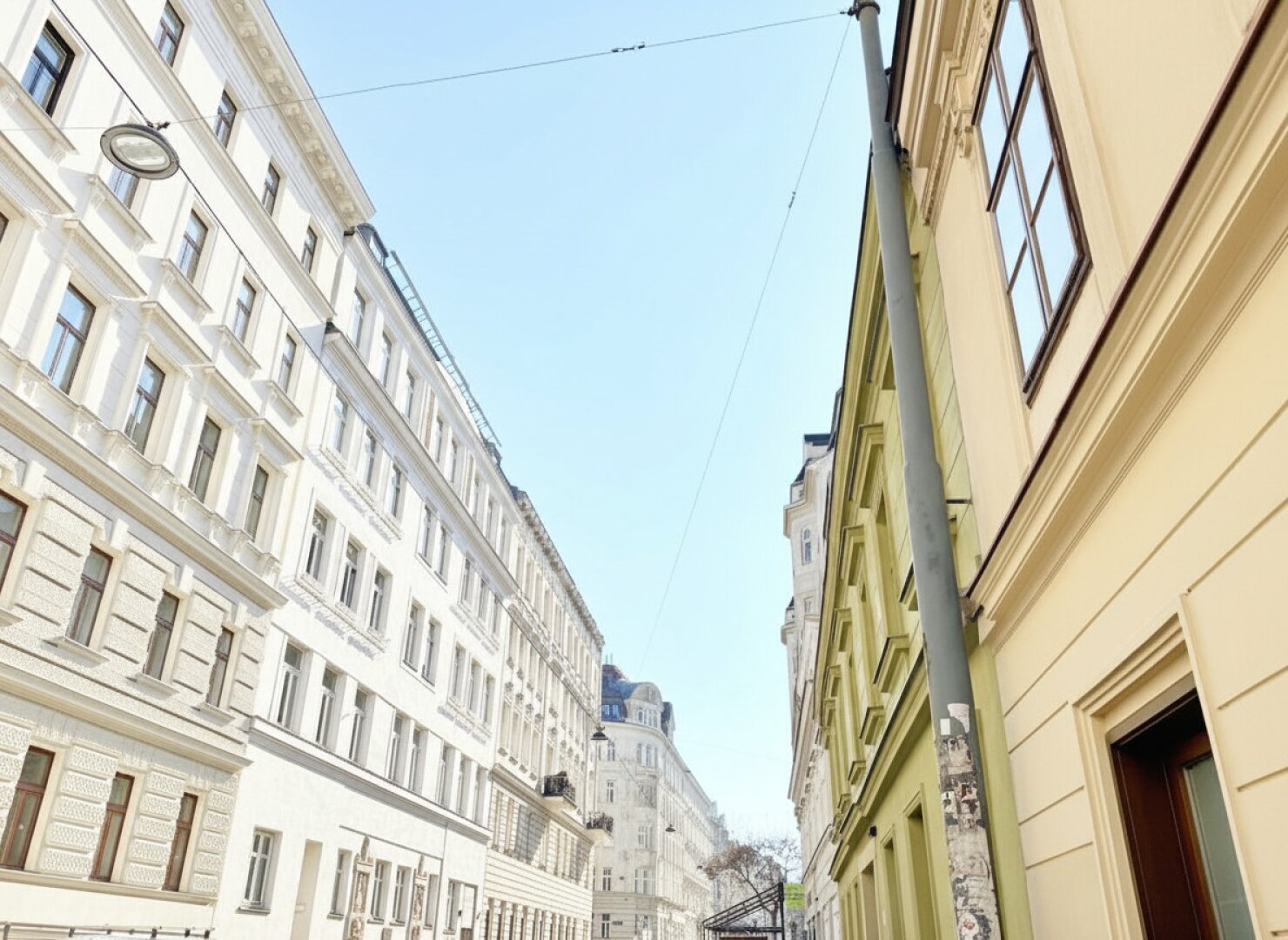Bestlage beim Hamerlingplatz! Lichtdurchflutete 3-Zimmer-Altbau-Wohnung in saniertem Vorstadthaus inklusive zwei Garagenplätze