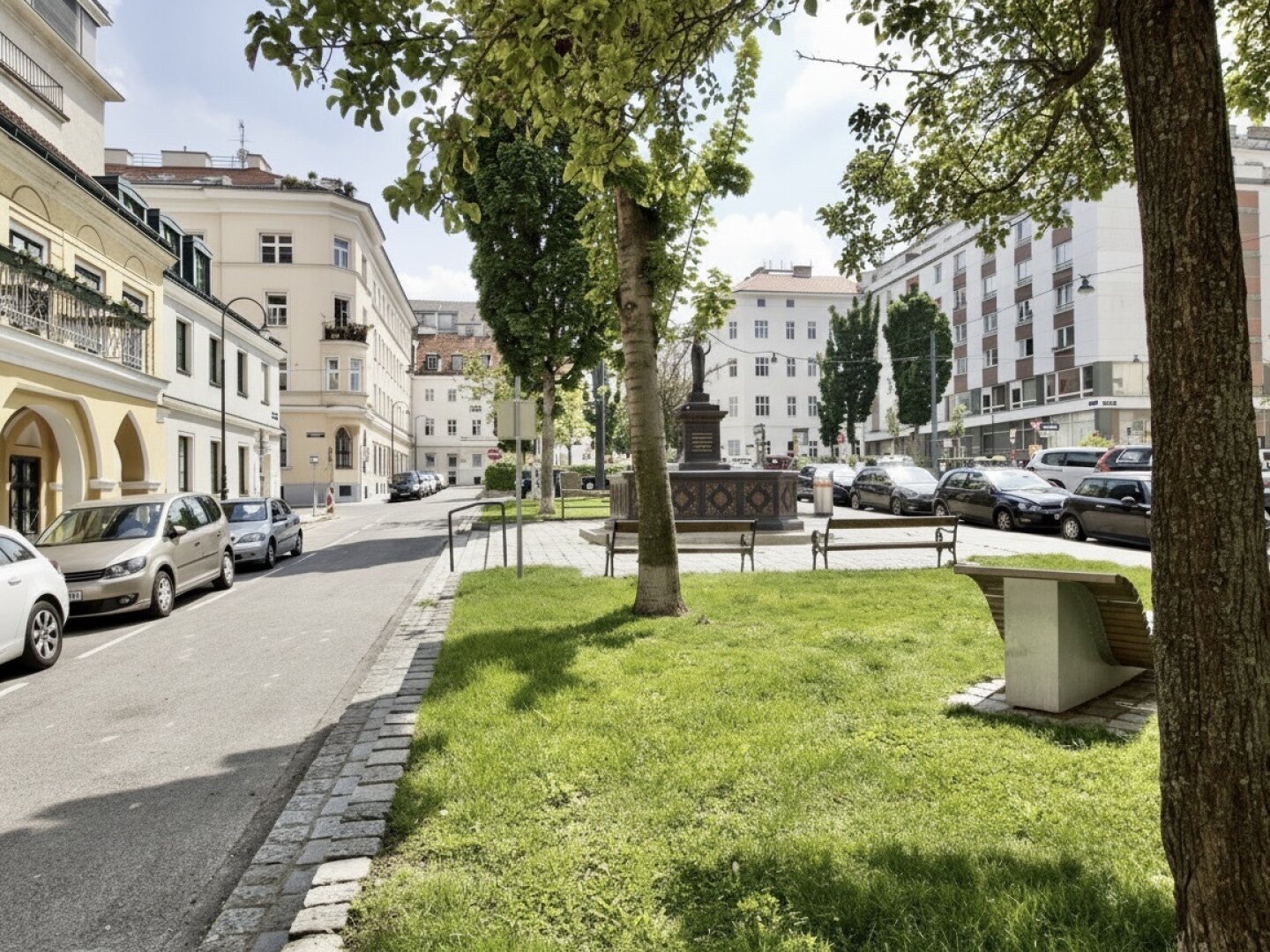 Bestlage beim Hamerlingplatz! Lichtdurchflutete 3-Zimmer-Altbau-Wohnung in saniertem Vorstadthaus inklusive zwei Garagenplätze