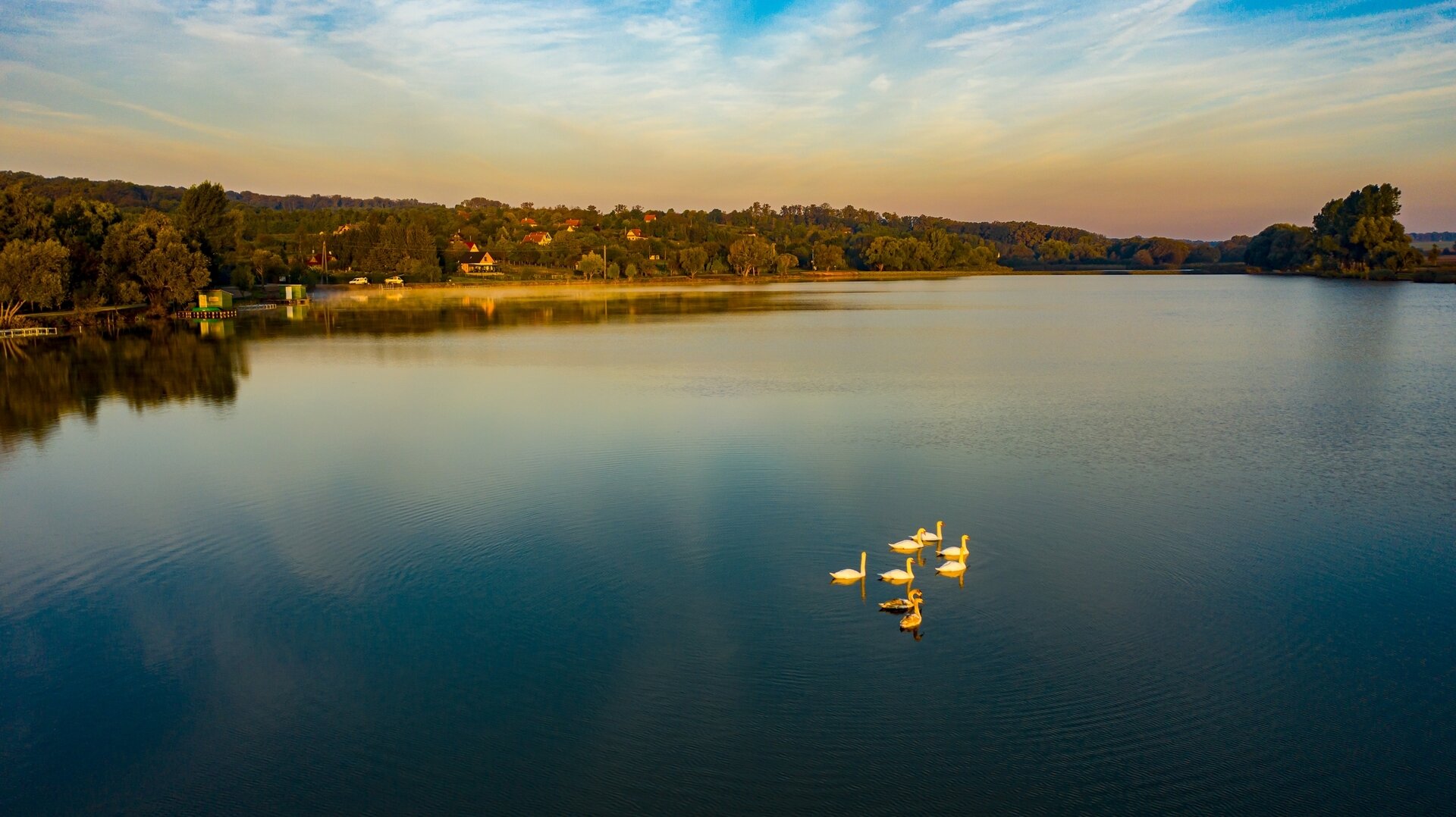 ++ Zum Verkauf gelangt ein Ferienhaus in Ruhelage, direkt am Bene-hegyi-See in Csepreg! ++