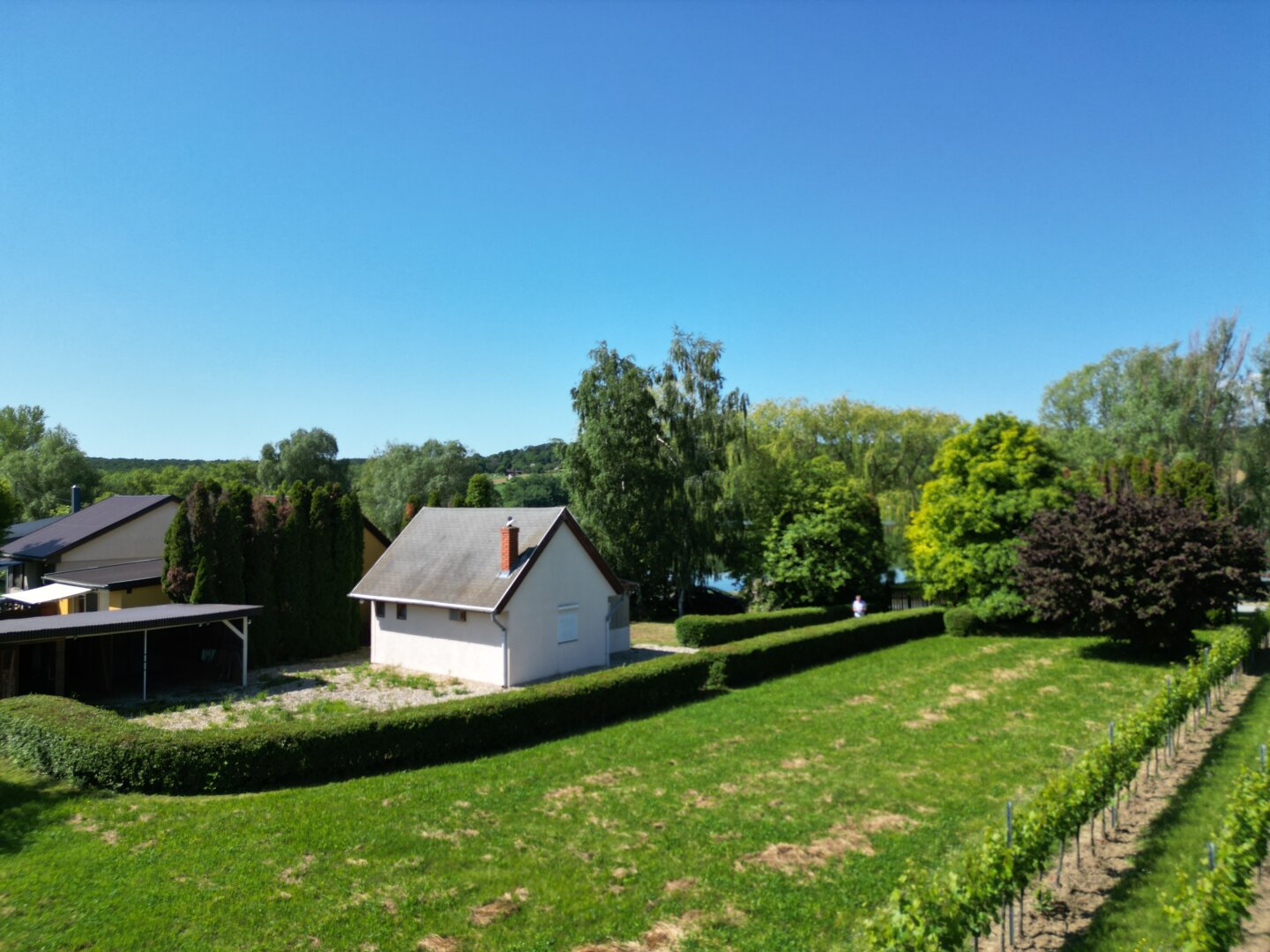 ++ Zum Verkauf gelangt ein Ferienhaus in Ruhelage, direkt am Bene-hegyi-See in Csepreg! ++