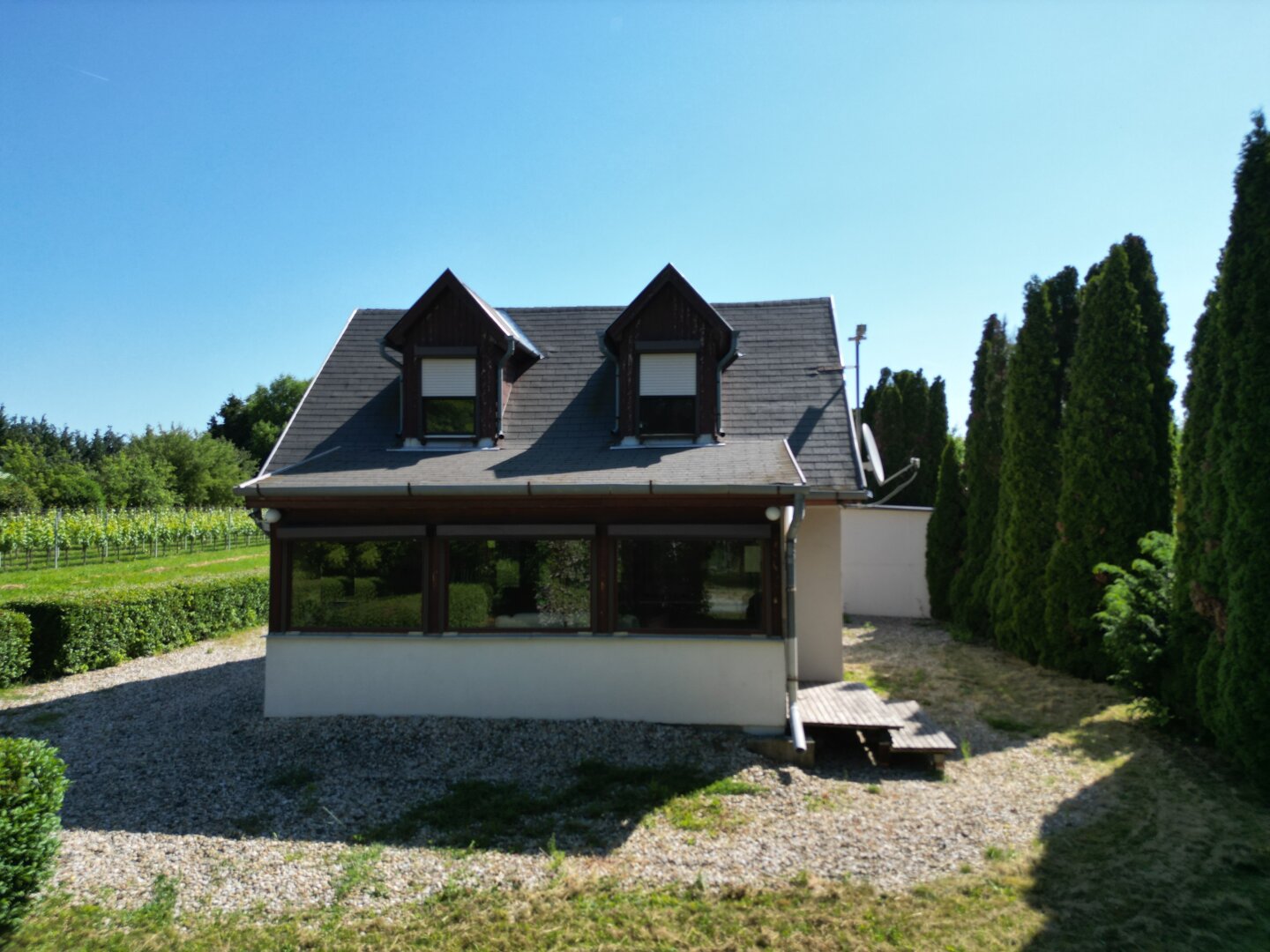 ++ Zum Verkauf gelangt ein Ferienhaus in Ruhelage, direkt am Bene-hegyi-See in Csepreg! ++