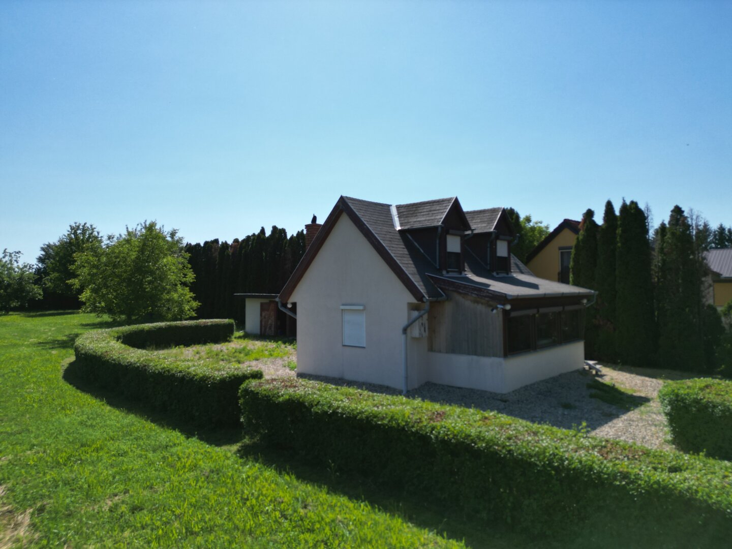 ++ Zum Verkauf gelangt ein Ferienhaus in Ruhelage, direkt am Bene-hegyi-See in Csepreg! ++