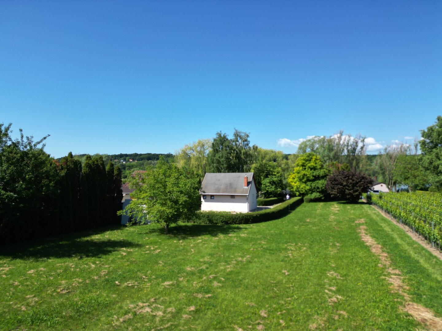 ++ Zum Verkauf gelangt ein Ferienhaus in Ruhelage, direkt am Bene-hegyi-See in Csepreg! ++