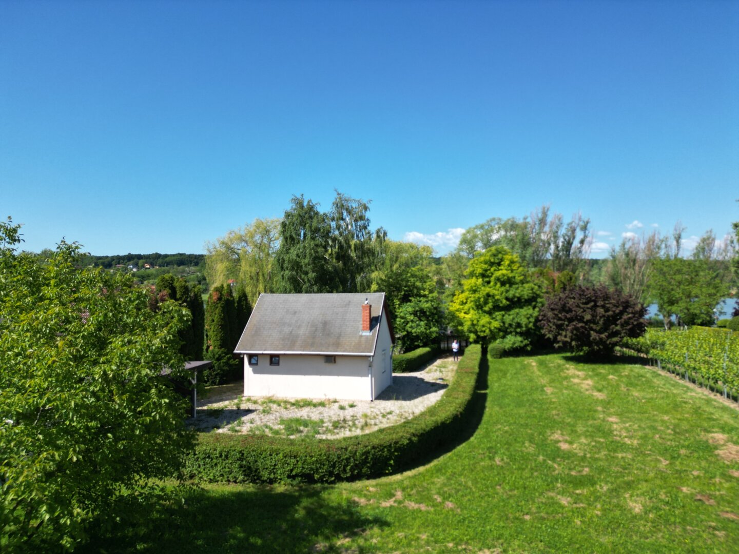 ++ Zum Verkauf gelangt ein Ferienhaus in Ruhelage, direkt am Bene-hegyi-See in Csepreg! ++