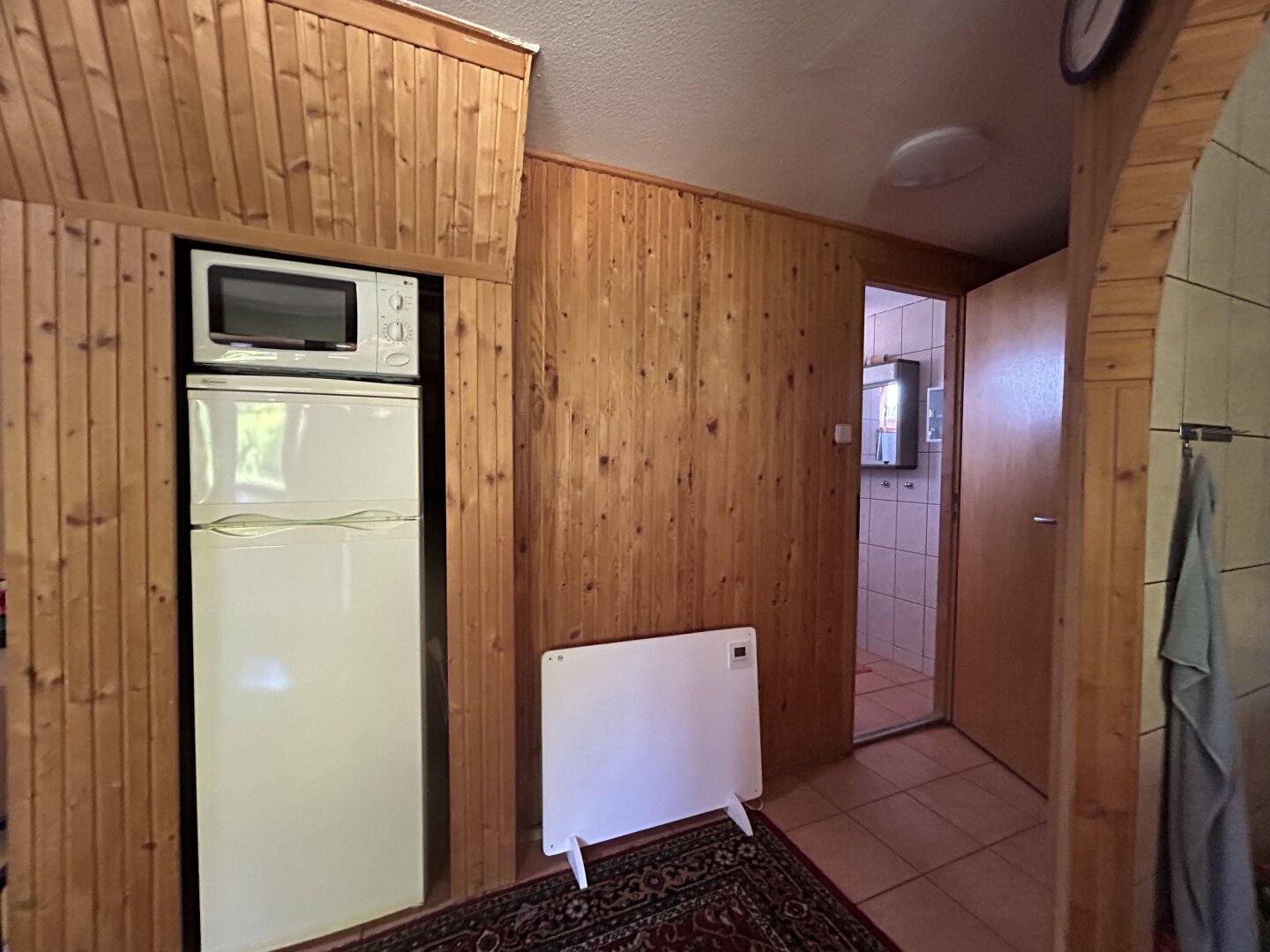 ++ Zum Verkauf gelangt ein Ferienhaus in Ruhelage, direkt am Bene-hegyi-See in Csepreg! ++