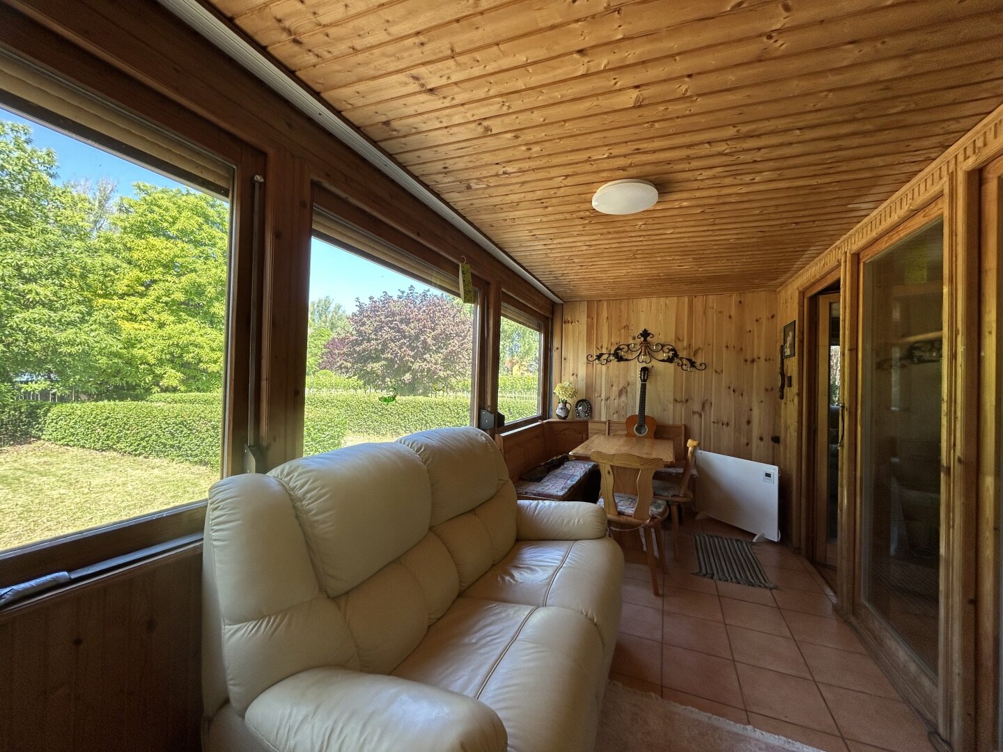 ++ Zum Verkauf gelangt ein Ferienhaus in Ruhelage, direkt am Bene-hegyi-See in Csepreg! ++