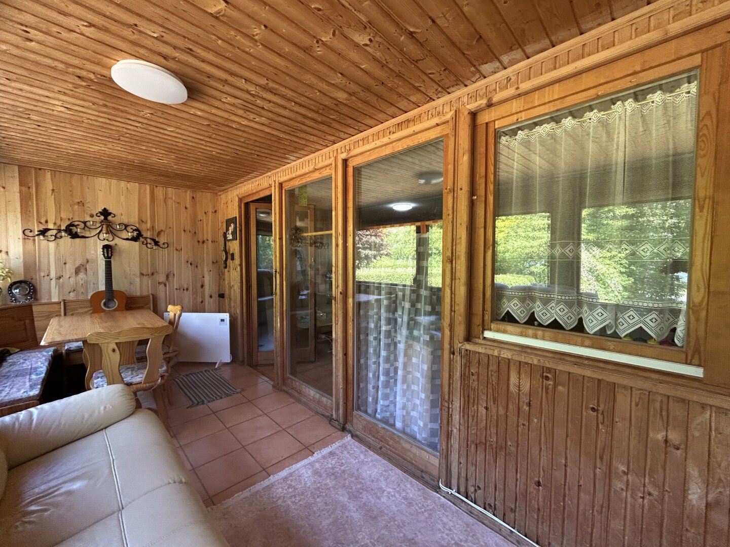 ++ Zum Verkauf gelangt ein Ferienhaus in Ruhelage, direkt am Bene-hegyi-See in Csepreg! ++