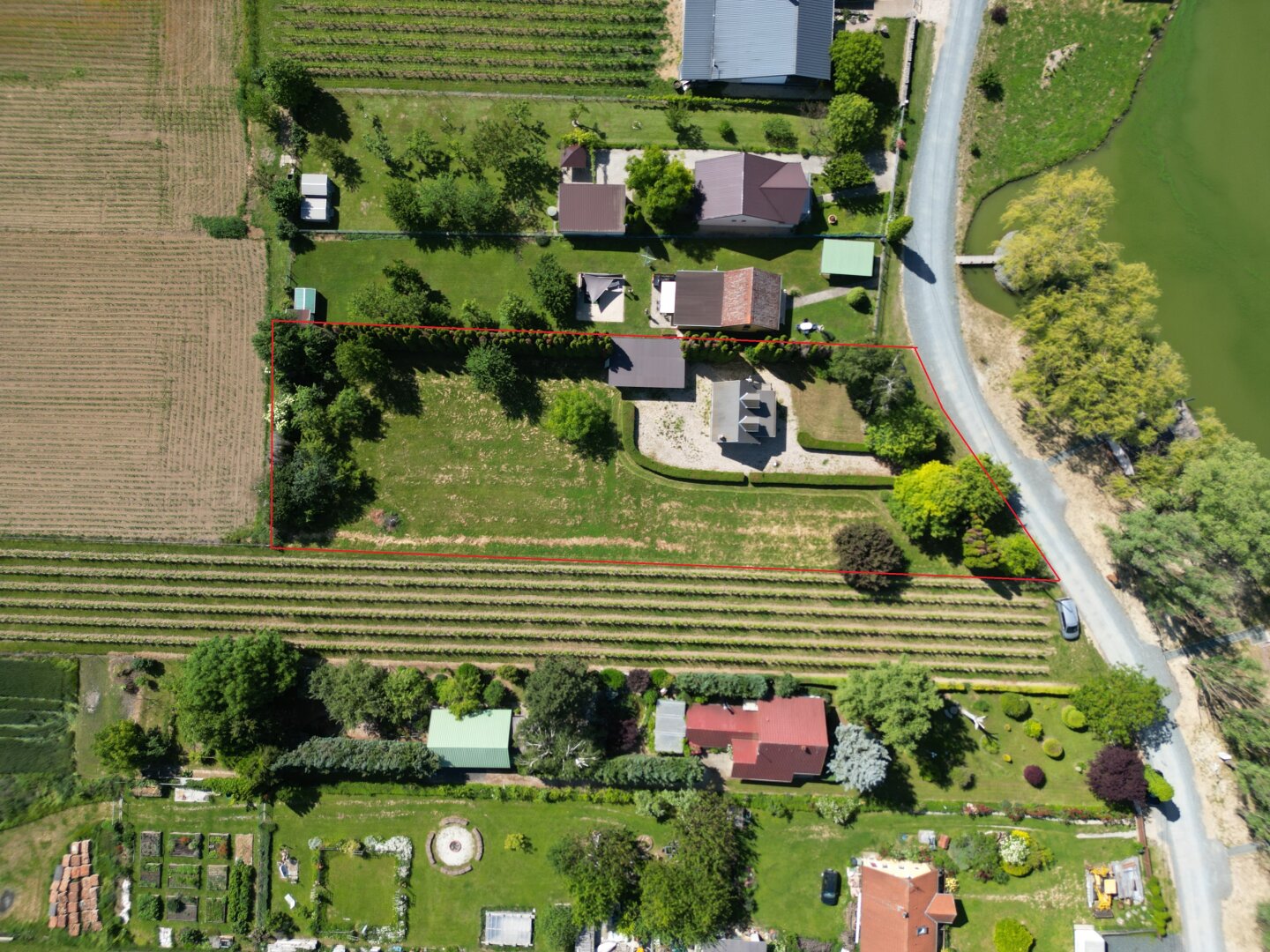 ++ Zum Verkauf gelangt ein Ferienhaus in Ruhelage, direkt am Bene-hegyi-See in Csepreg! ++