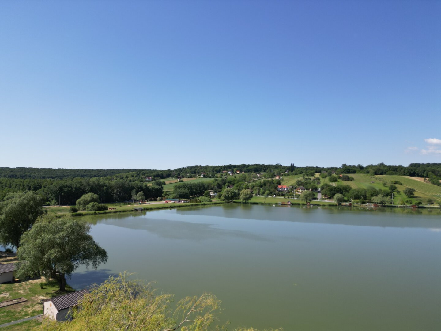 ++ Zum Verkauf gelangt ein Ferienhaus in Ruhelage, direkt am Bene-hegyi-See in Csepreg! ++