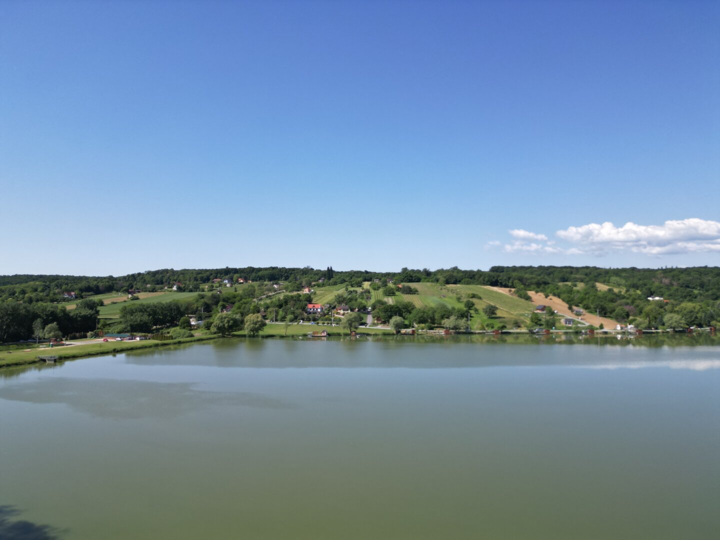 ++ Zum Verkauf gelangt ein Ferienhaus in Ruhelage, direkt am Bene-hegyi-See in Csepreg! ++