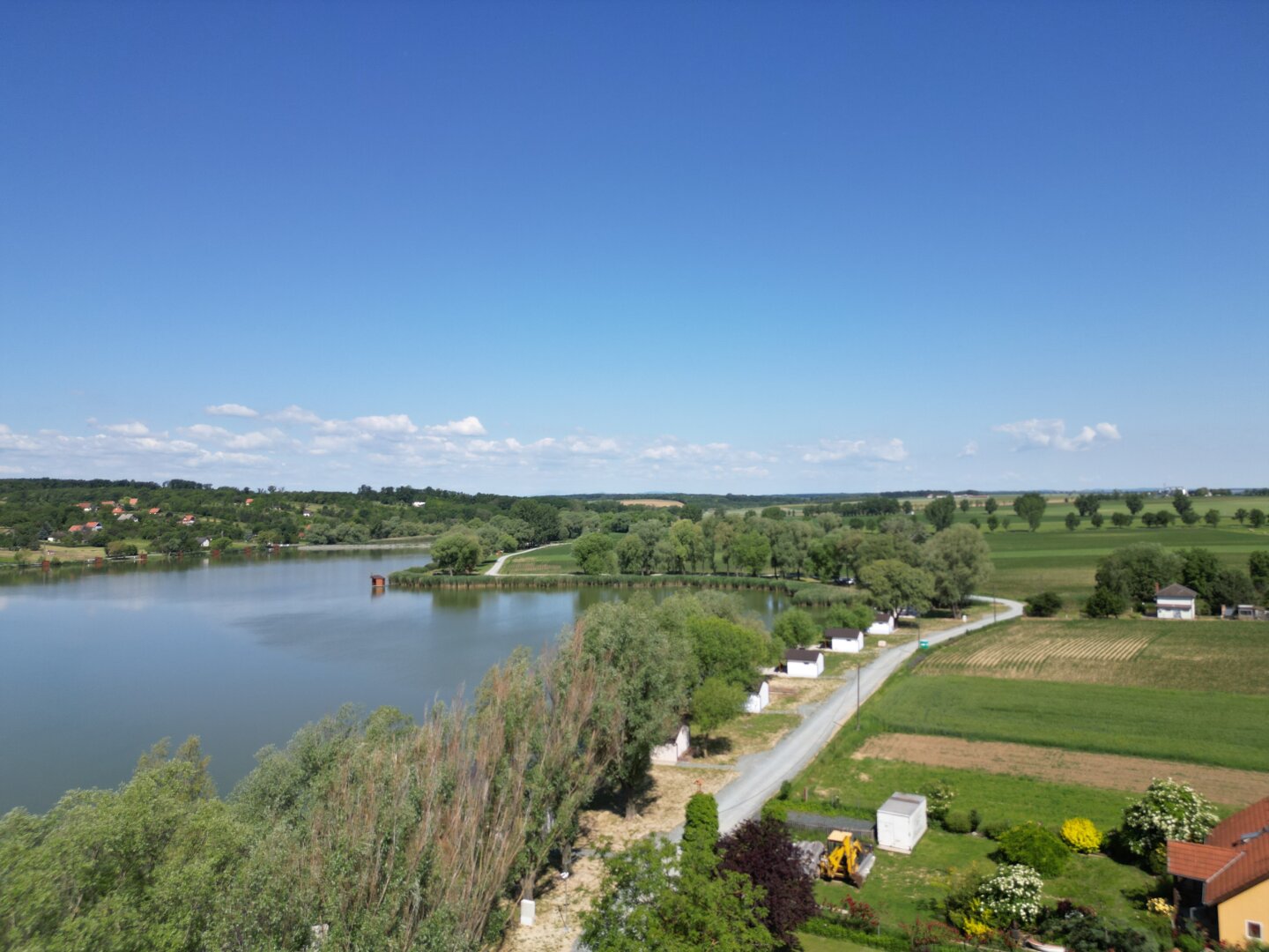 ++ Zum Verkauf gelangt ein Ferienhaus in Ruhelage, direkt am Bene-hegyi-See in Csepreg! ++