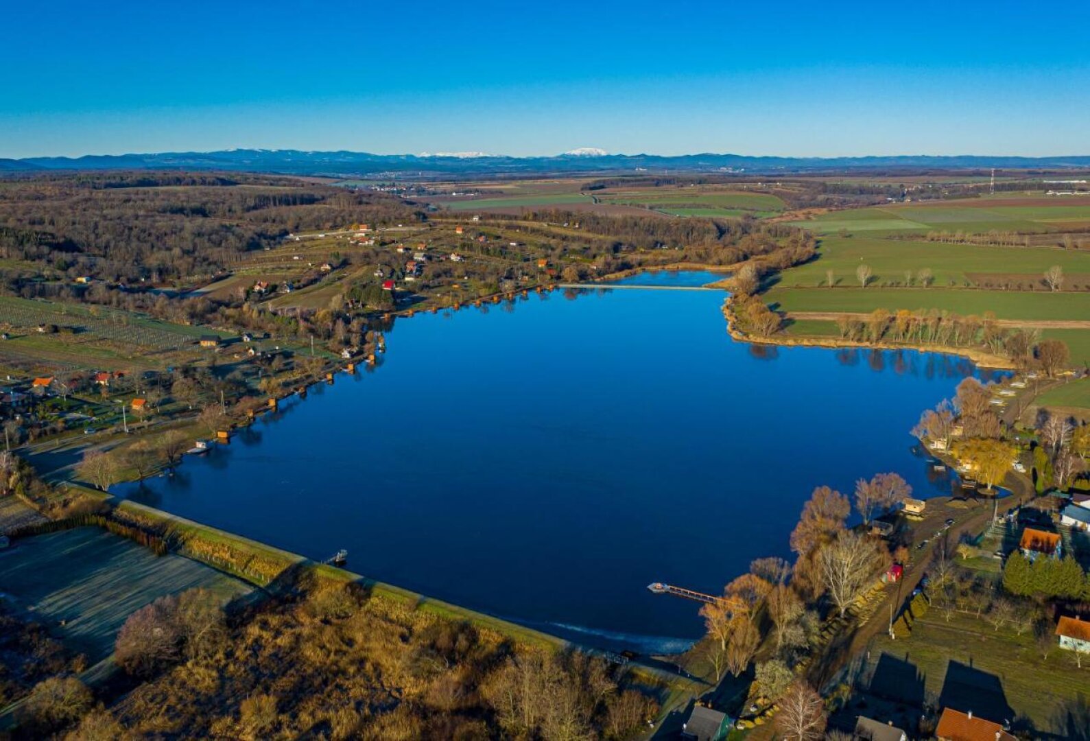 ++ Zum Verkauf gelangt ein Ferienhaus in Ruhelage, direkt am Bene-hegyi-See in Csepreg! ++