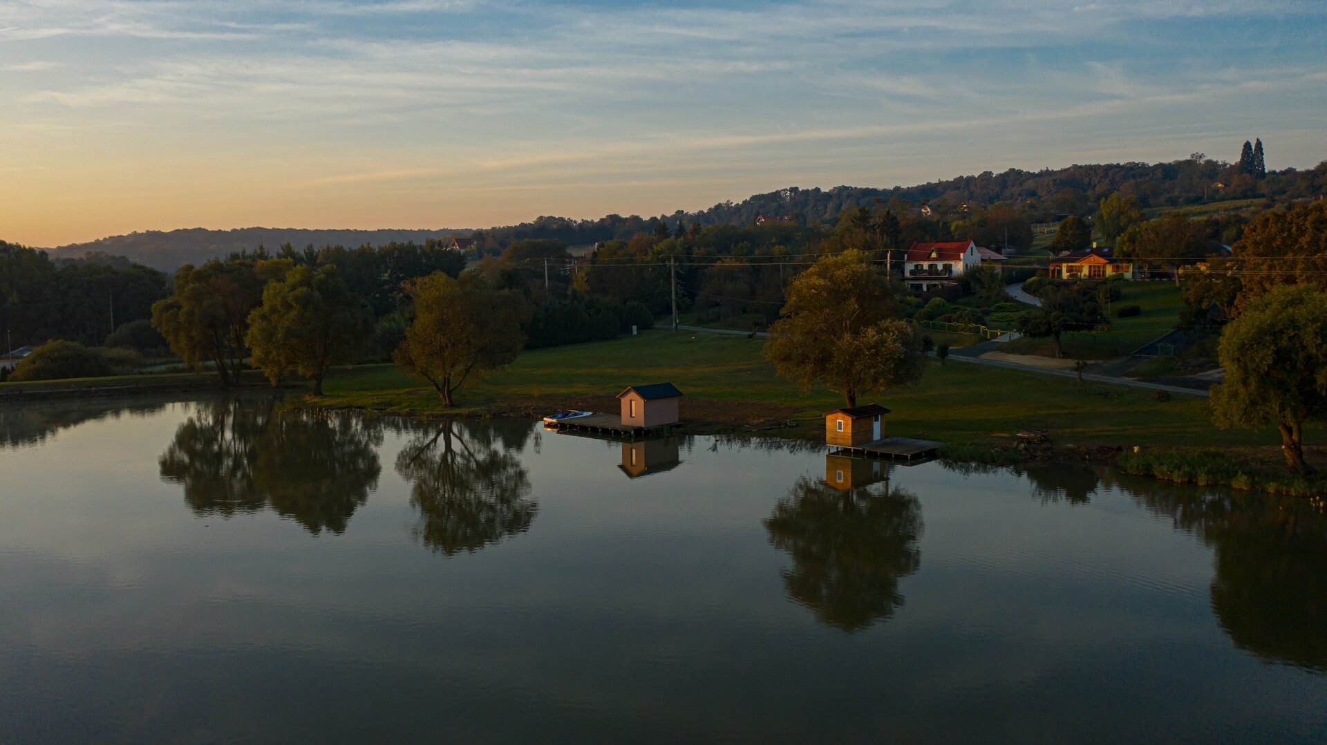 ++ Zum Verkauf gelangt ein Ferienhaus in Ruhelage, direkt am Bene-hegyi-See in Csepreg! ++
