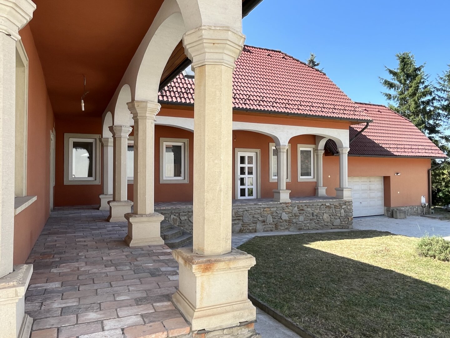 +++Traumhaus mit ländlicher Eleganz – ein geschmackvoll gestaltetes Einfamilienhaus im Herrenhausstil im Herzen von Lövő!+++