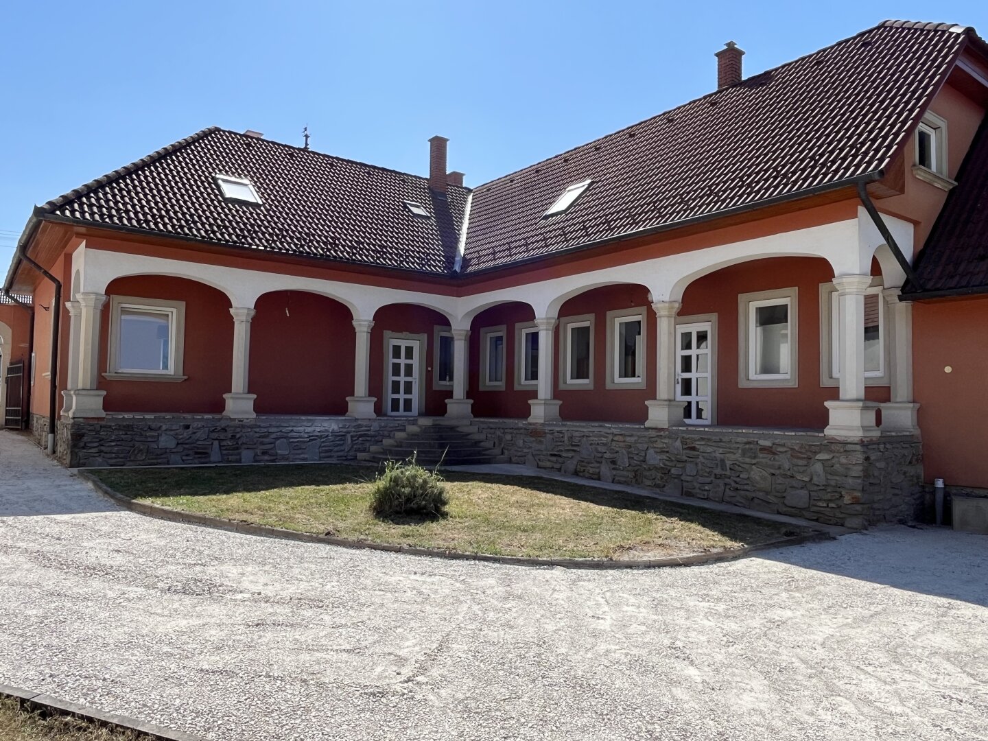 +++Traumhaus mit ländlicher Eleganz – ein geschmackvoll gestaltetes Einfamilienhaus im Herrenhausstil im Herzen von Lövő!+++