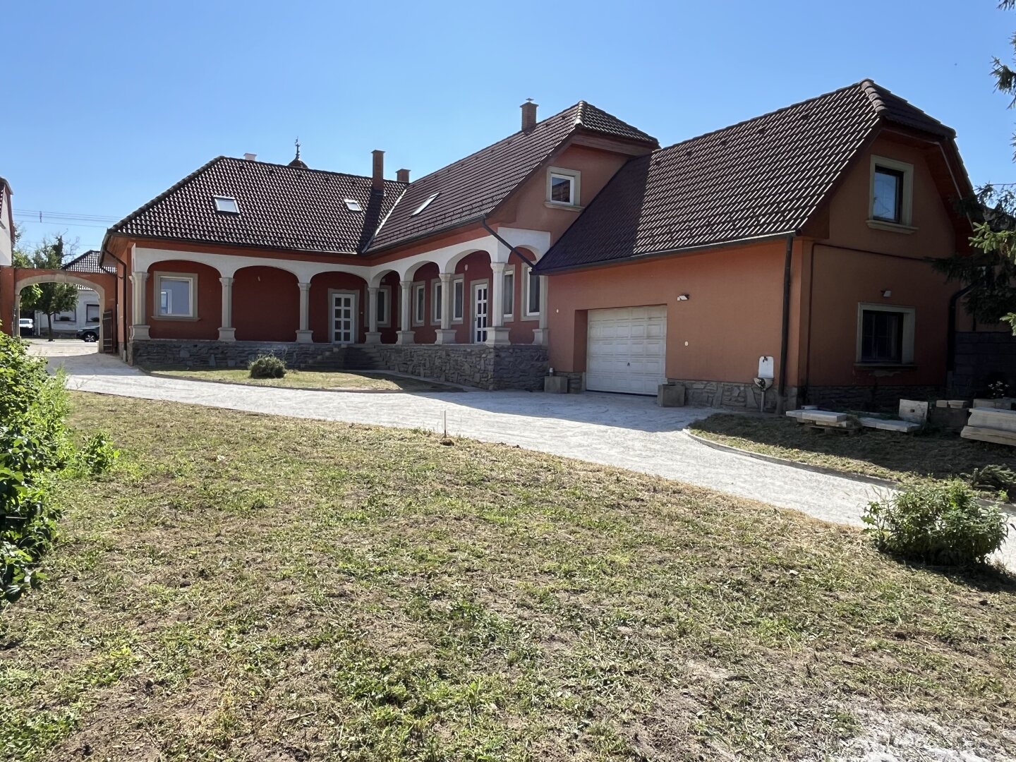 +++Traumhaus mit ländlicher Eleganz – ein geschmackvoll gestaltetes Einfamilienhaus im Herrenhausstil im Herzen von Lövő!+++